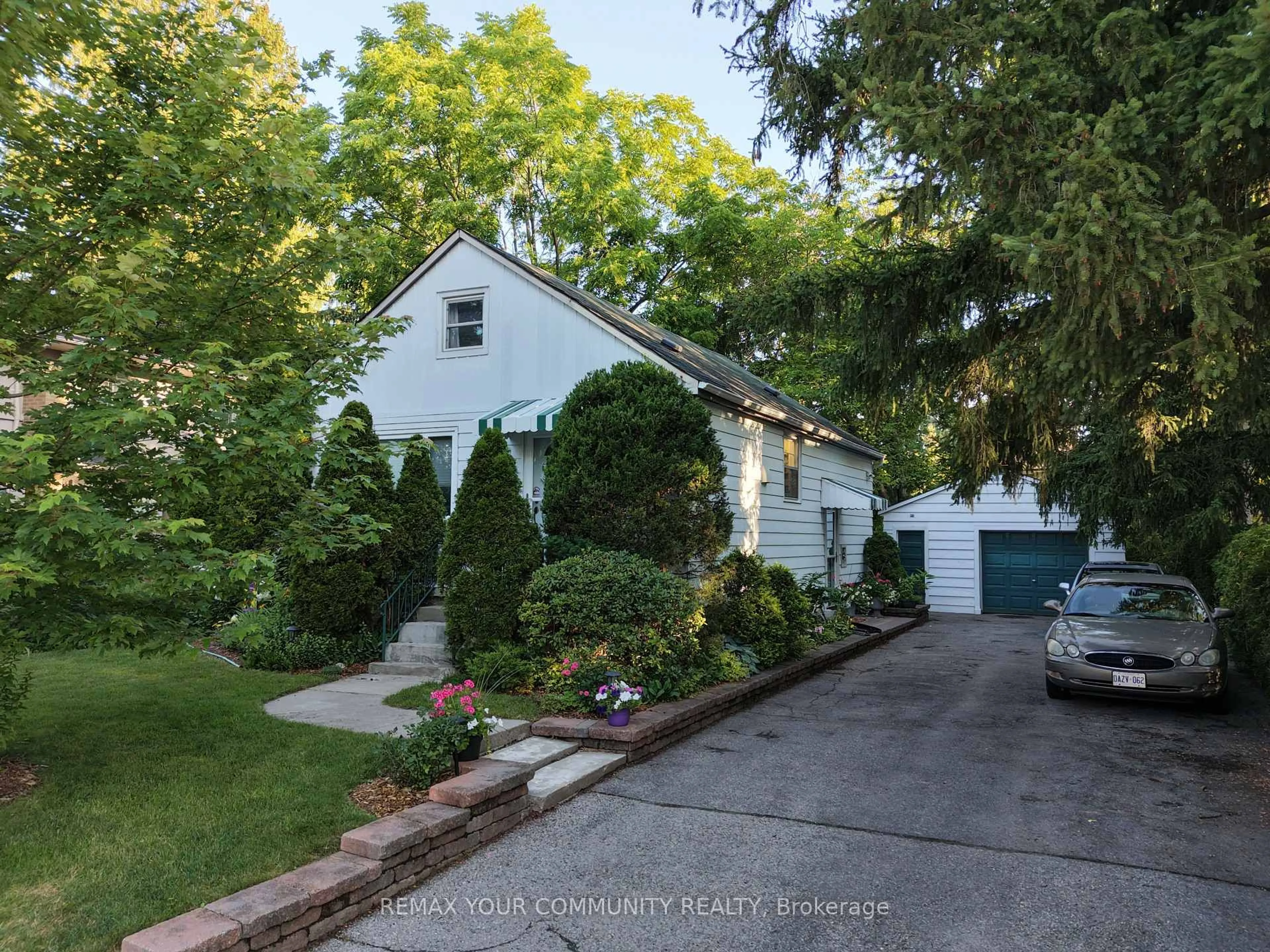 A pic from outside/outdoor area/front of a property/back of a property/a pic from drone, street for 223 Richmond St, Richmond Hill Ontario L4C 3Y9