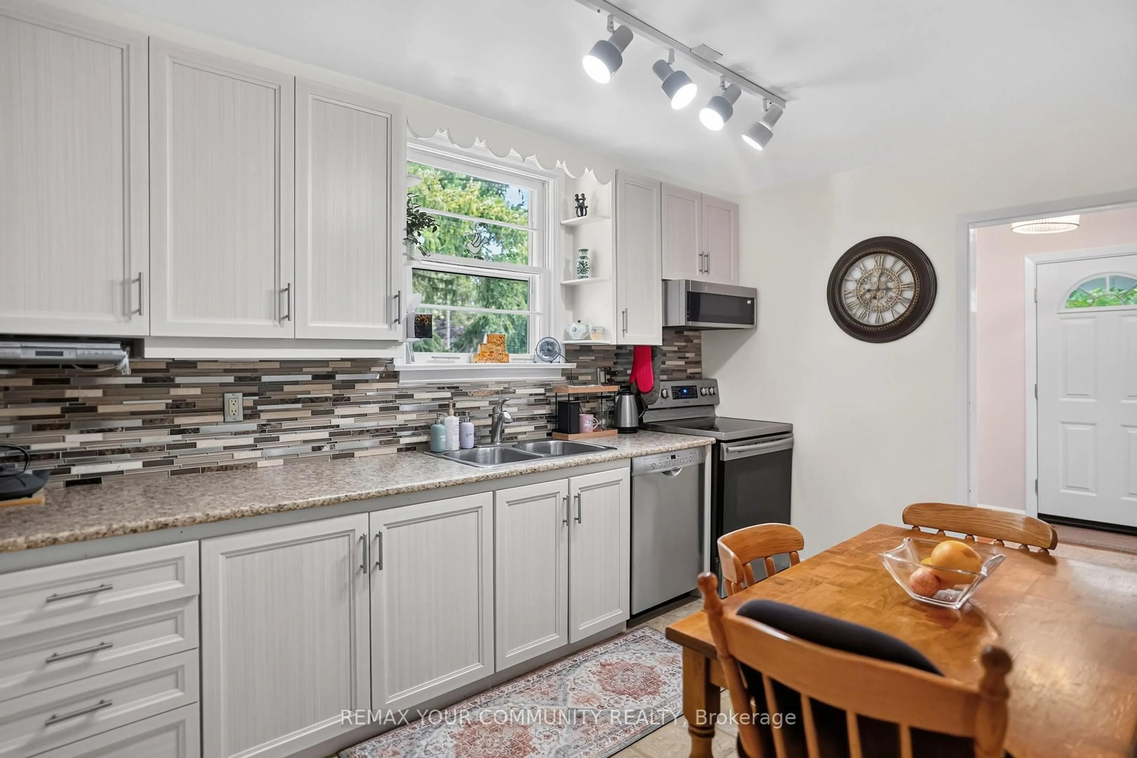 Open concept kitchen, ceramic/tile floor for 223 Richmond St, Richmond Hill Ontario L4C 3Y9