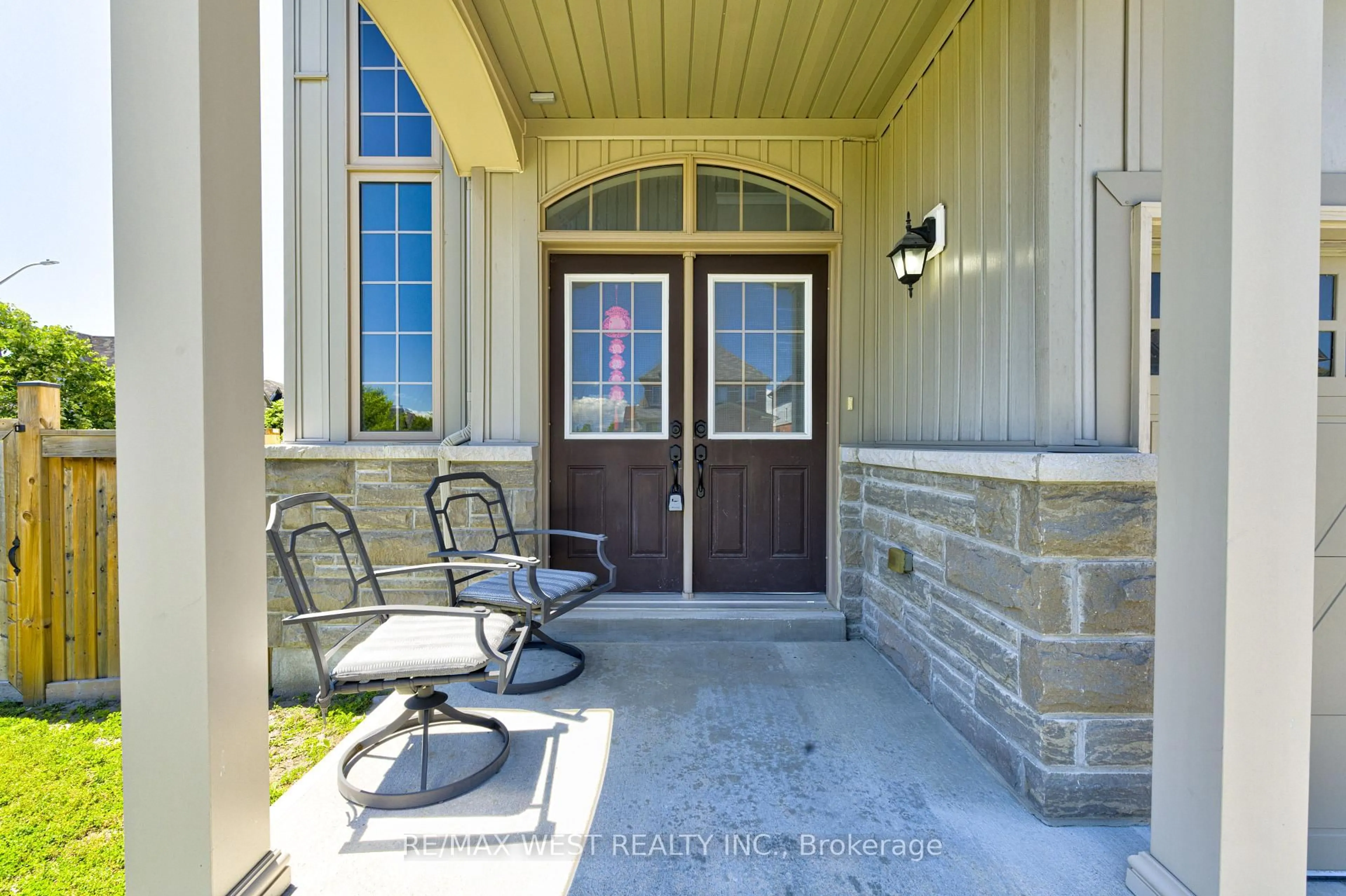 Indoor entryway for 108 Decarolis Cres, Essa Ontario L0M 1B4