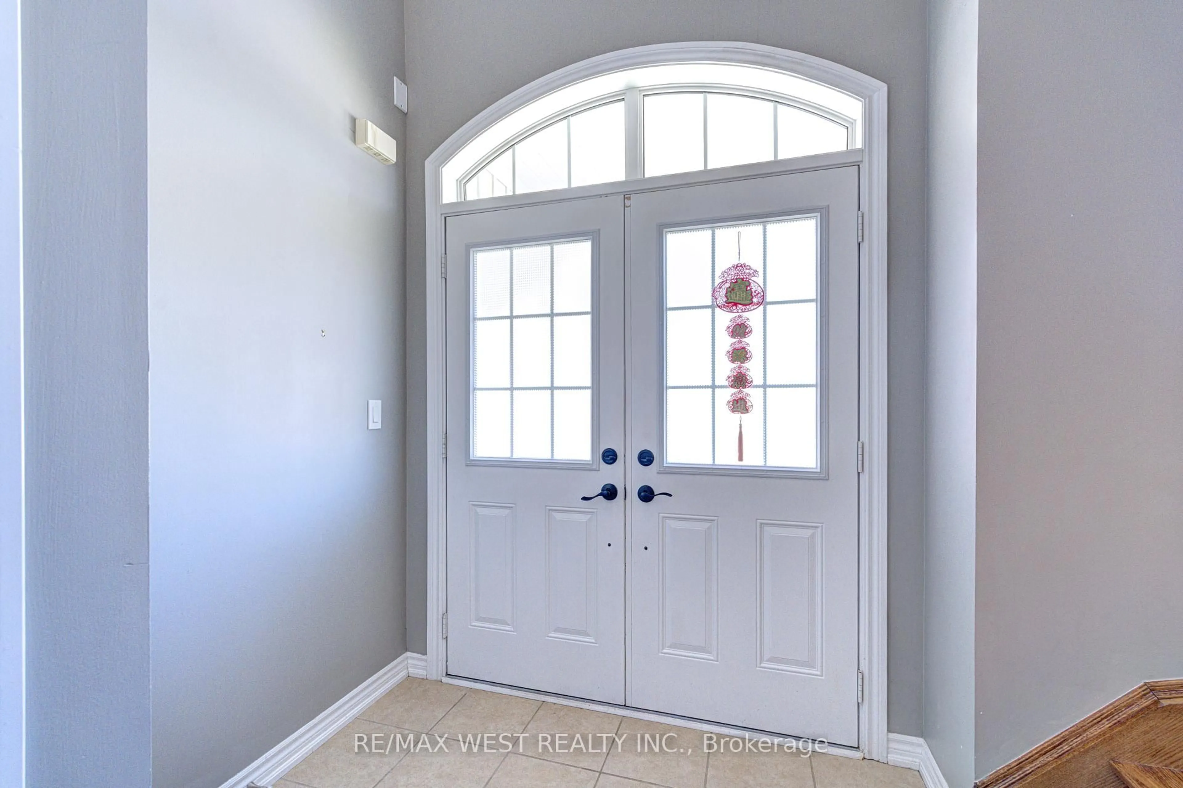 Indoor entryway for 108 Decarolis Cres, Essa Ontario L0M 1B4