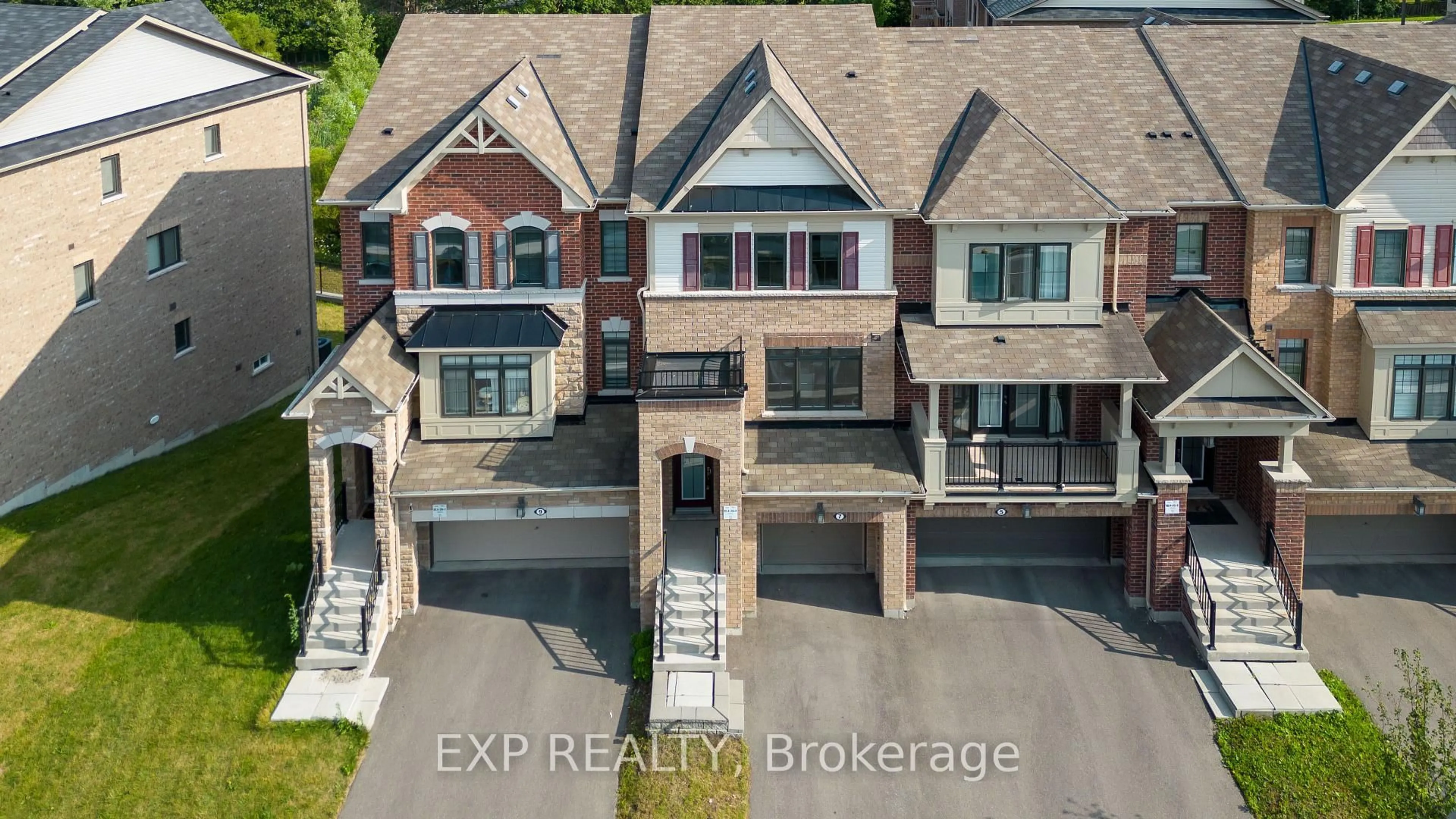 A pic from outside/outdoor area/front of a property/back of a property/a pic from drone, street for 7 Delft Dr, Markham Ontario L6C 0Z3