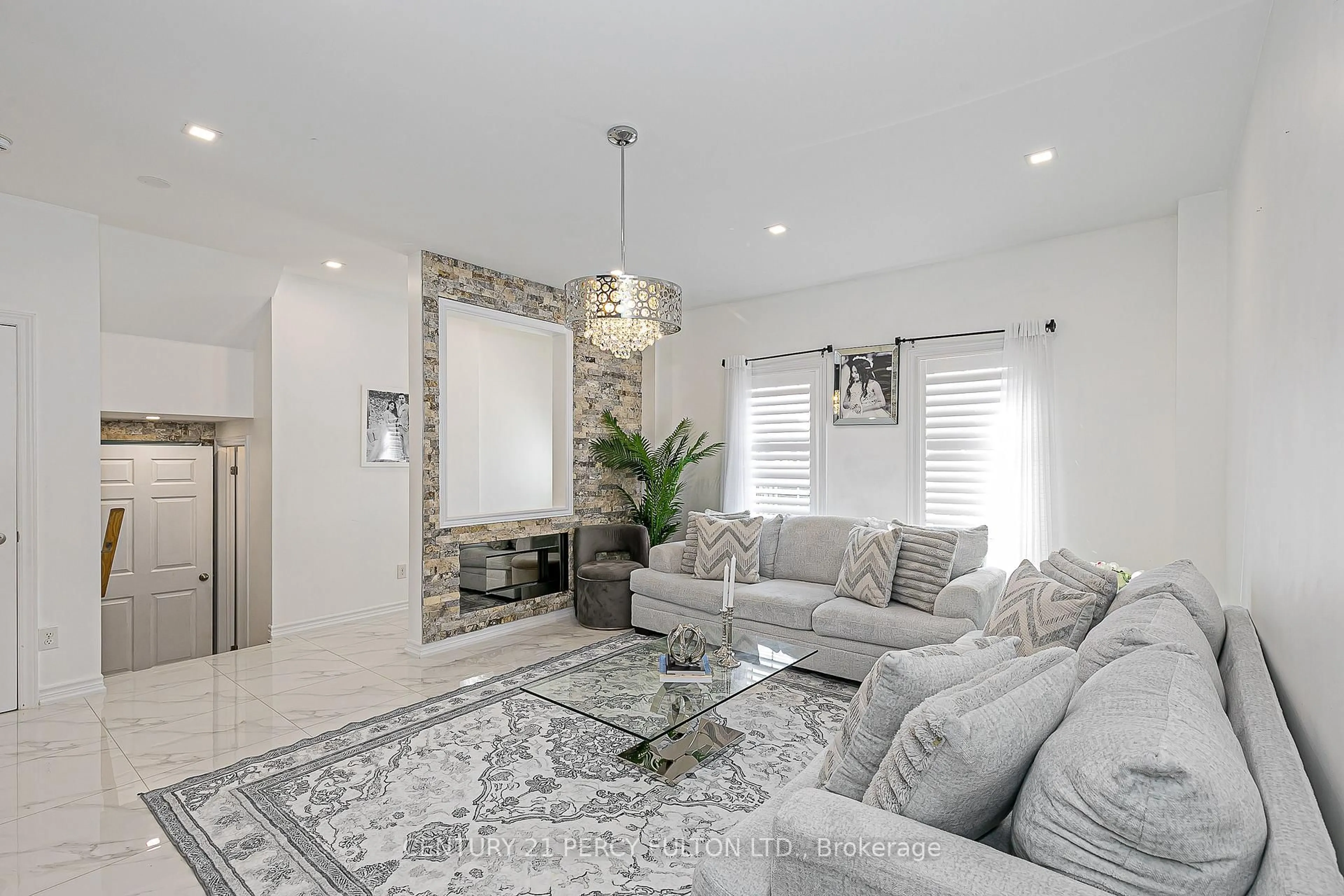 Living room with furniture, ceramic/tile floor for 29 Vettese Crt, Markham Ontario L6B 0V6