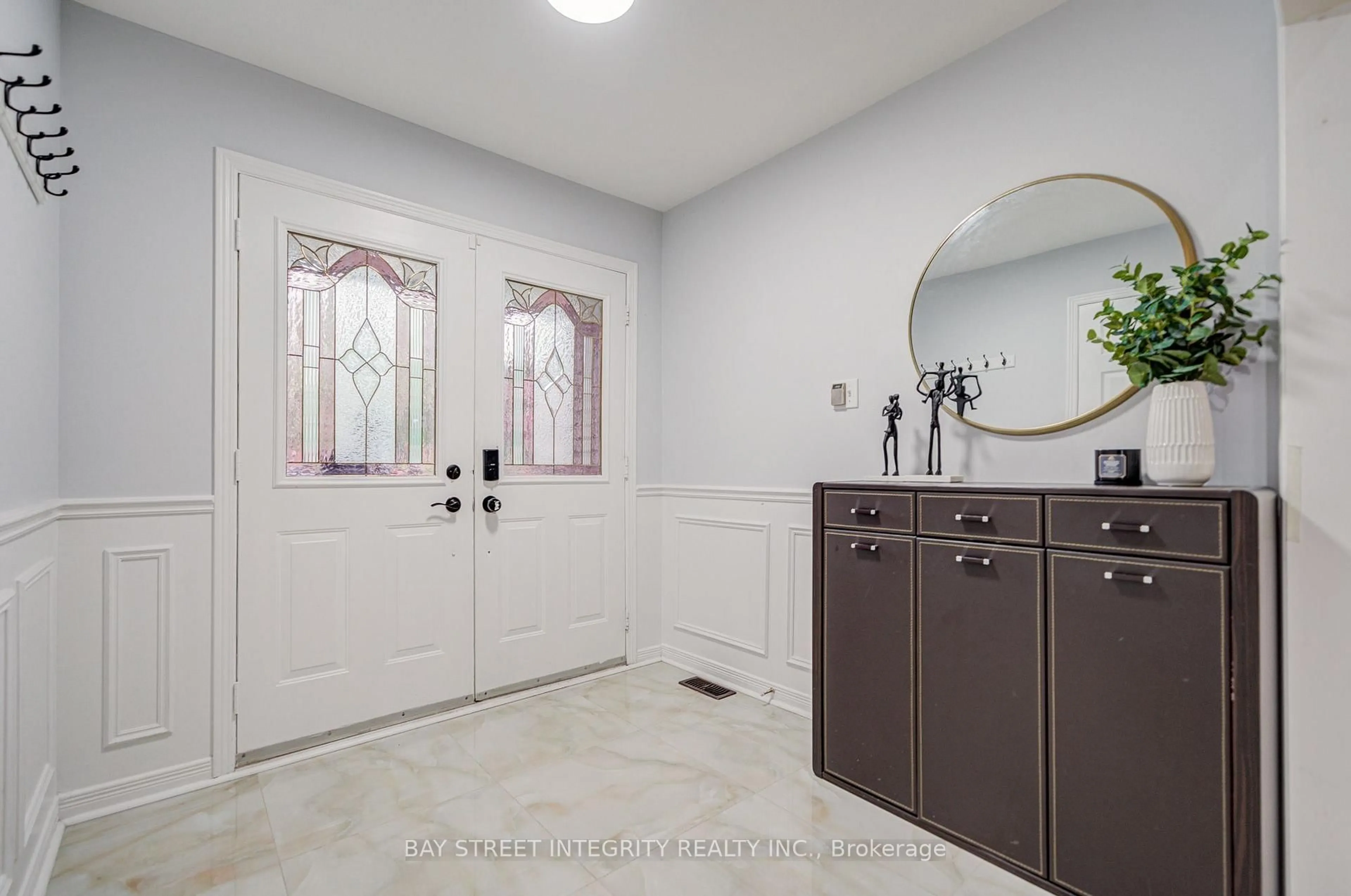 Indoor entryway for 753 College Manor Dr, Newmarket Ontario L3Y 8G6