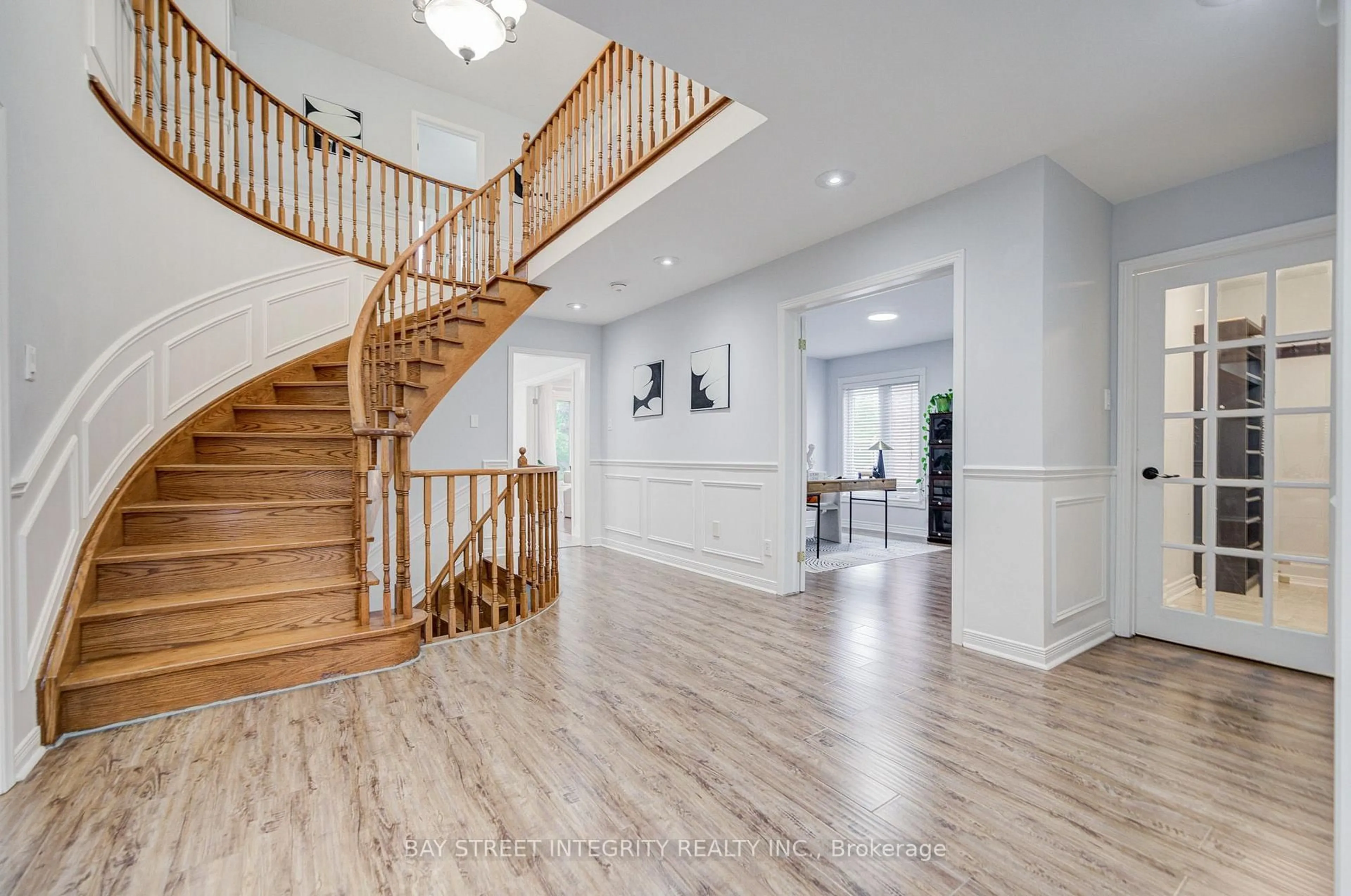 Indoor entryway for 753 College Manor Dr, Newmarket Ontario L3Y 8G6