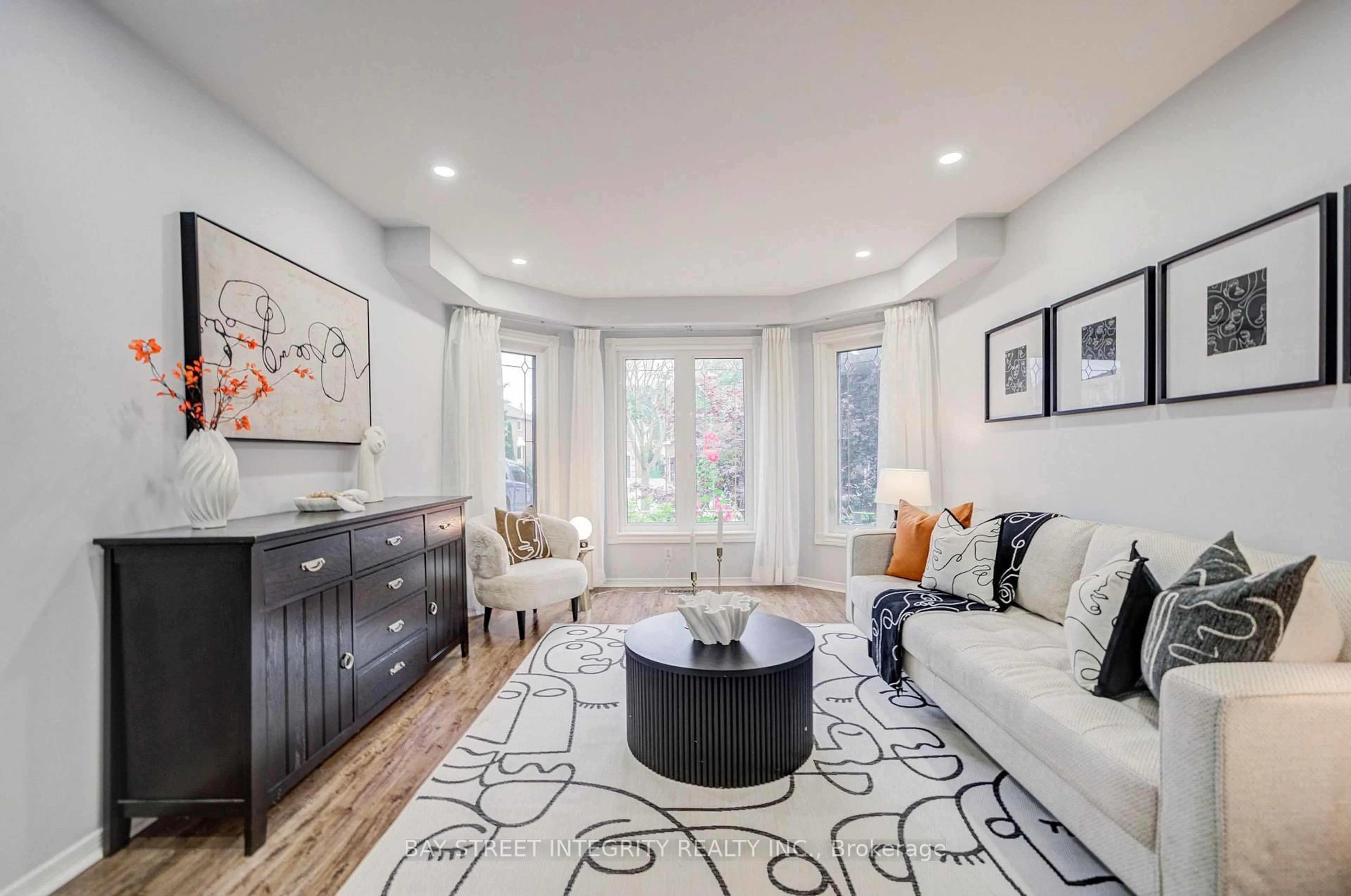 Living room with furniture, unknown for 753 College Manor Dr, Newmarket Ontario L3Y 8G6