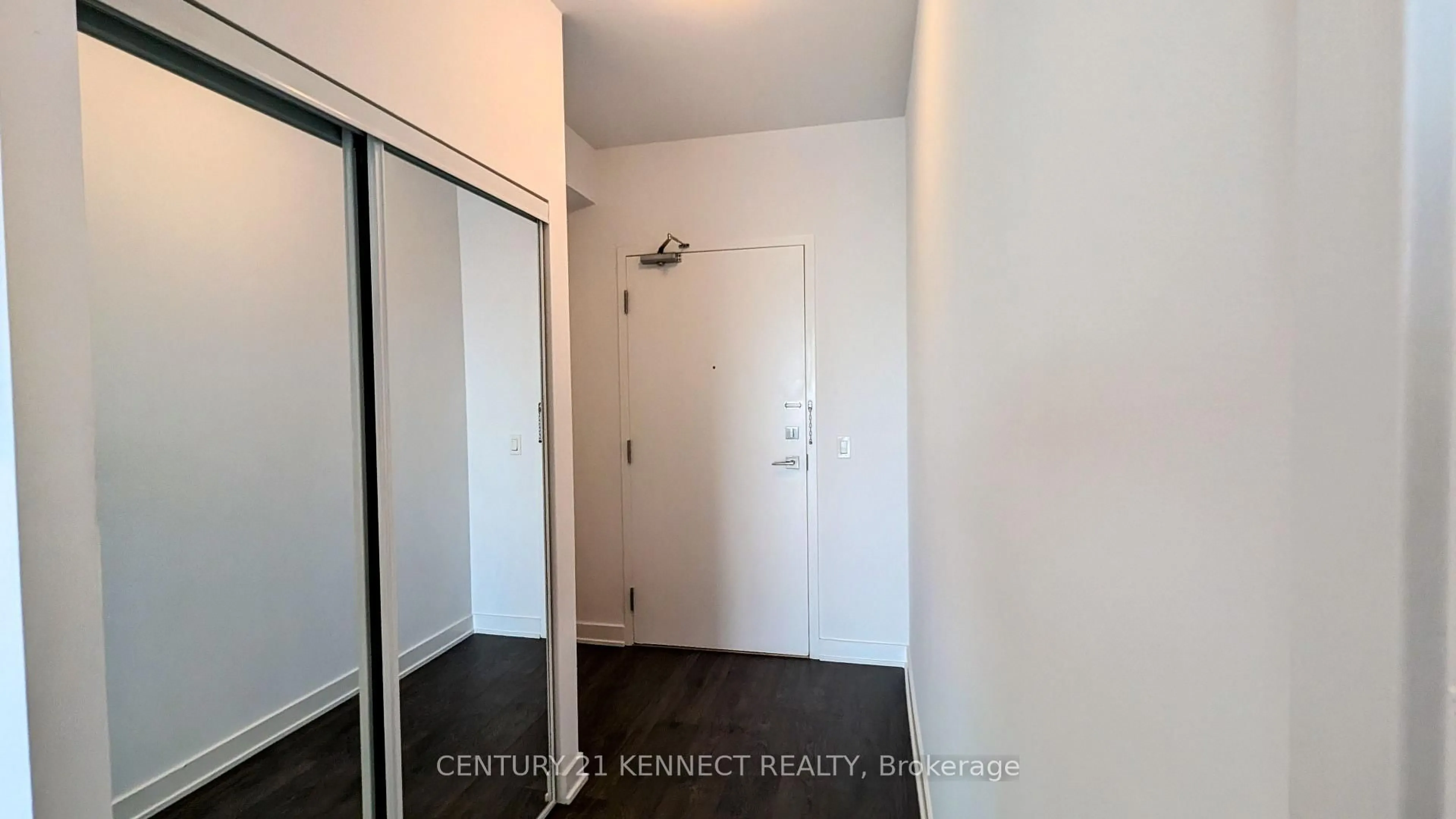 Indoor entryway for 75 Oneida Cres #Lph11, Richmond Hill Ontario L4B 0H3