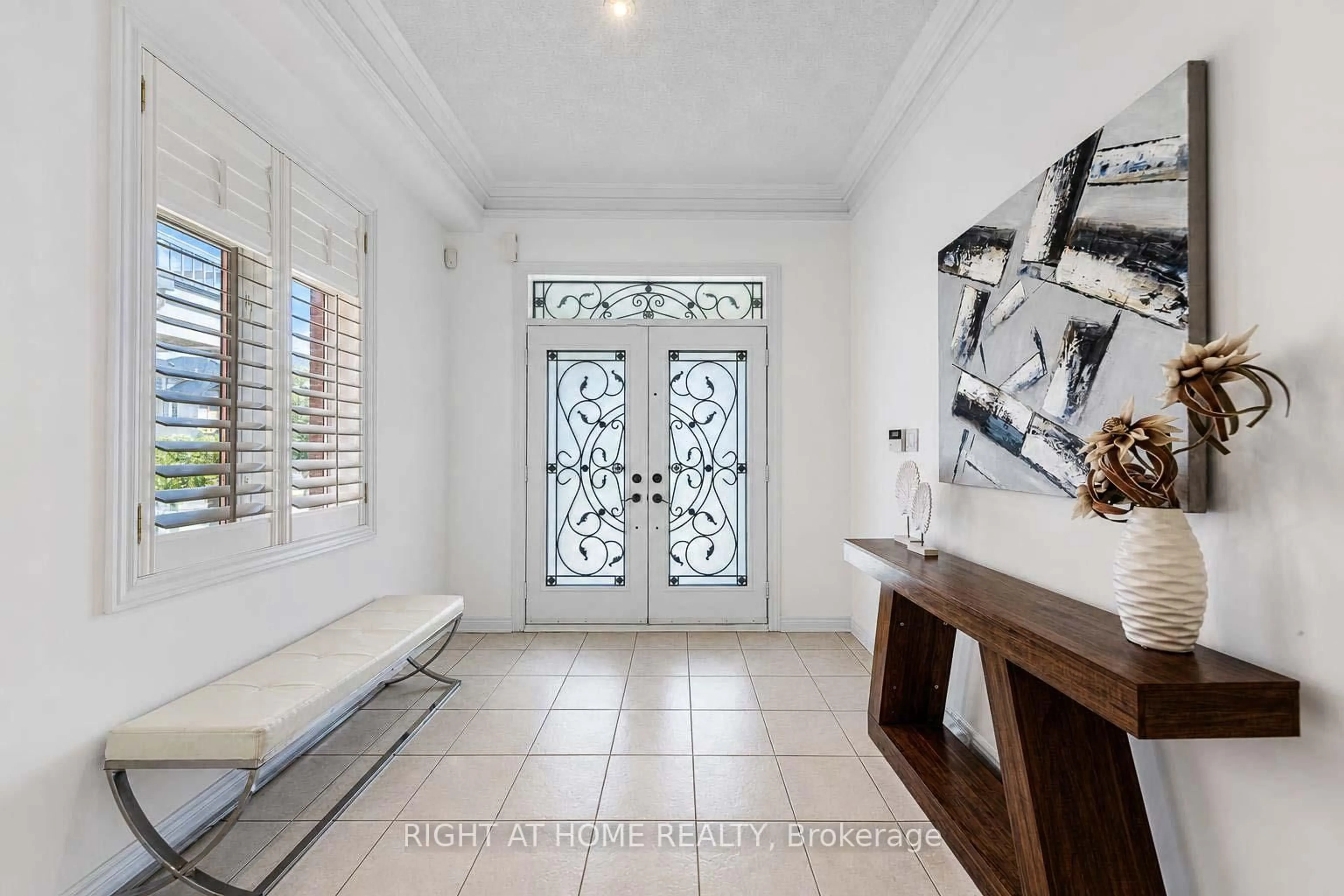 Indoor entryway for 26 Ravel Dr, Vaughan Ontario L4J 8Z2