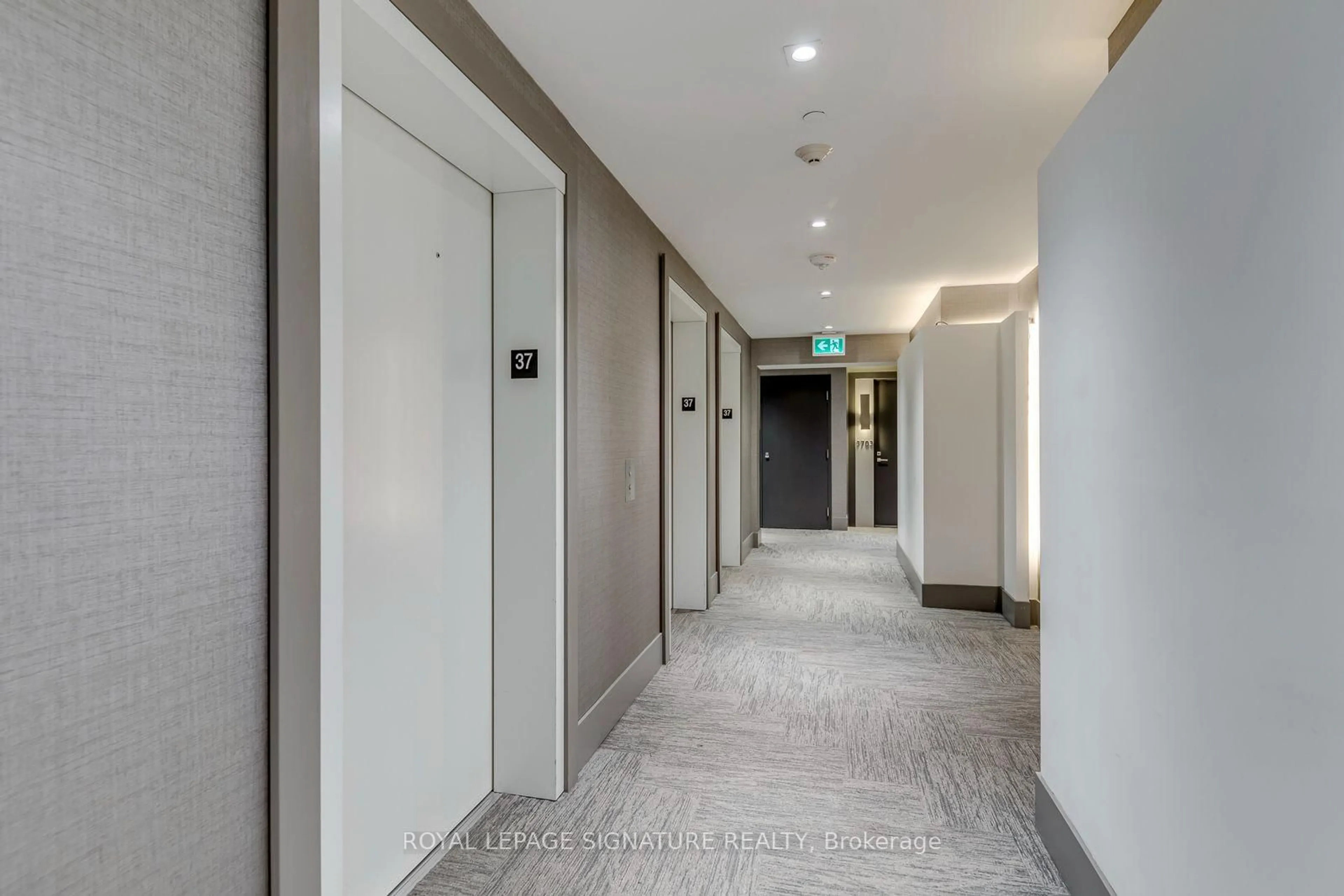 Indoor foyer for 2916 Highway 7 Rd #3707, Vaughan Ontario L4K 0K6