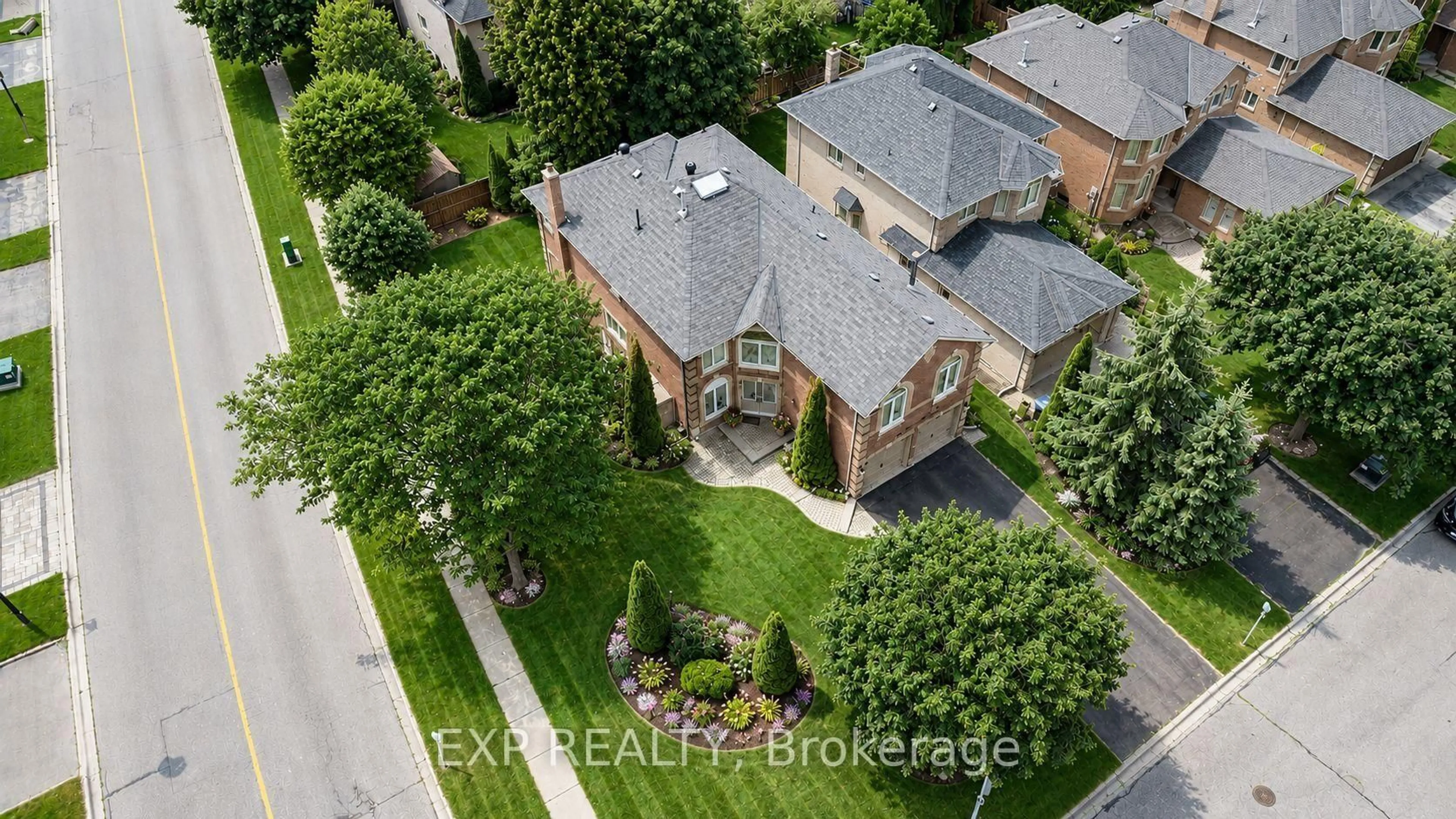 A pic from outside/outdoor area/front of a property/back of a property/a pic from drone, street for 860 Hollander Rd, Newmarket Ontario L3Y 8G9