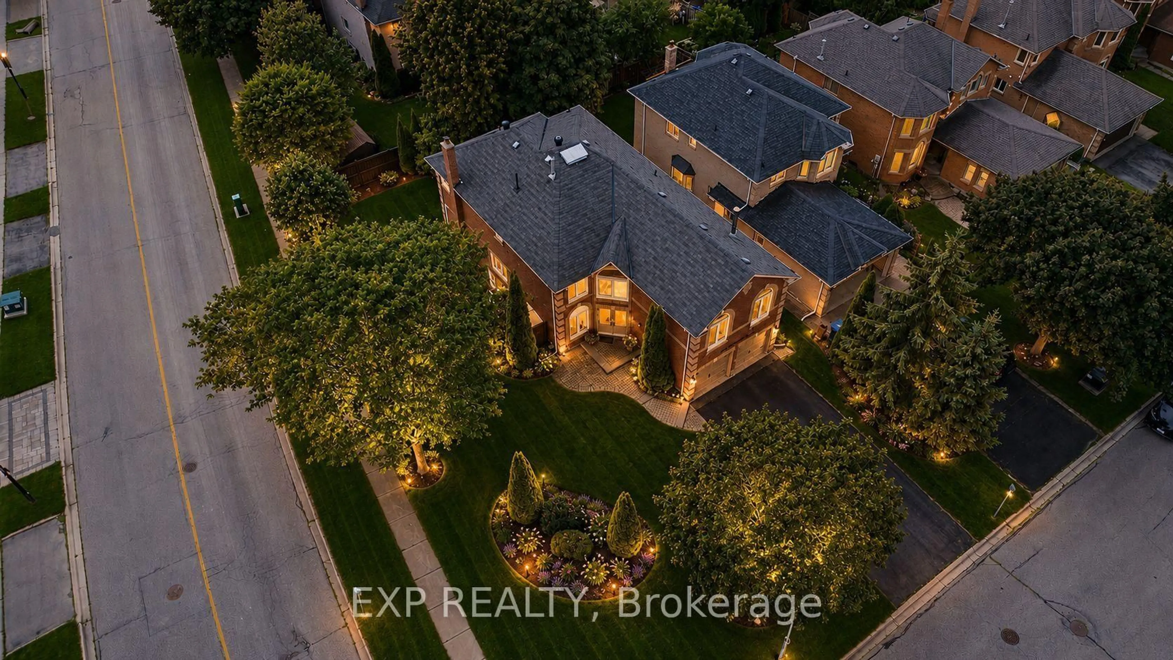 A pic from outside/outdoor area/front of a property/back of a property/a pic from drone, street for 860 Hollander Rd, Newmarket Ontario L3Y 8G9