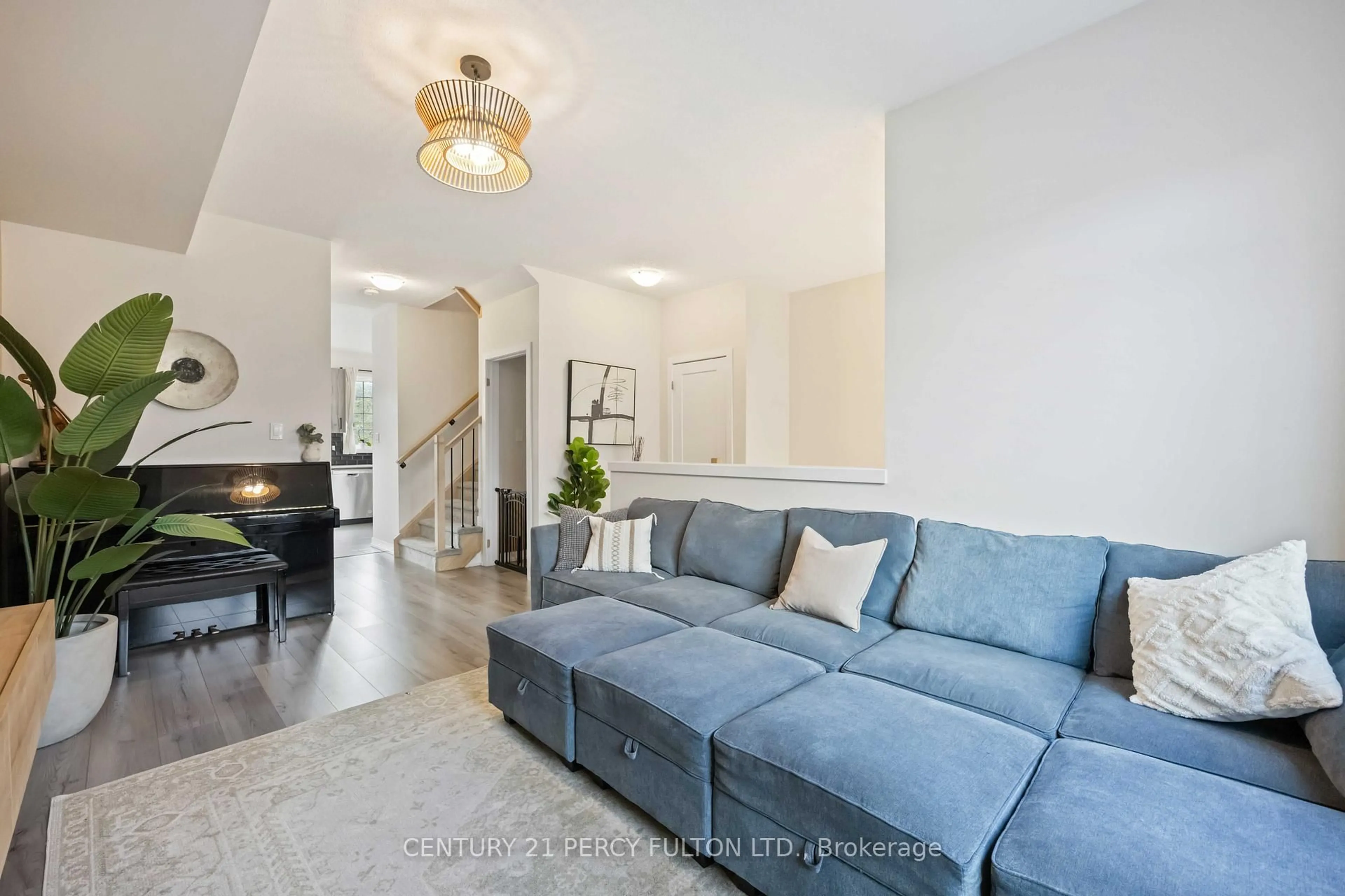Living room with furniture, unknown for 102 Lyall Stokes Circ, East Gwillimbury Ontario L0G 1M0