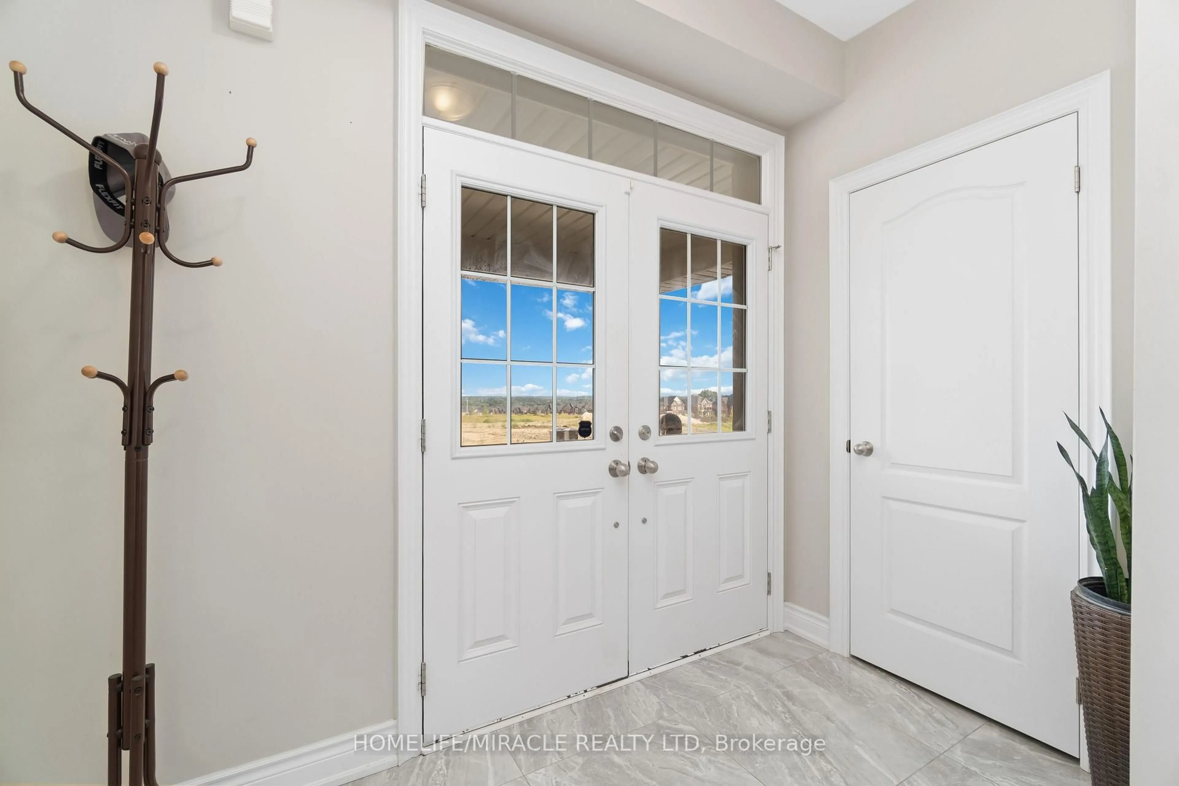 Indoor entryway for 25 Pear Blossom Way, East Gwillimbury Ontario L9N 0T3
