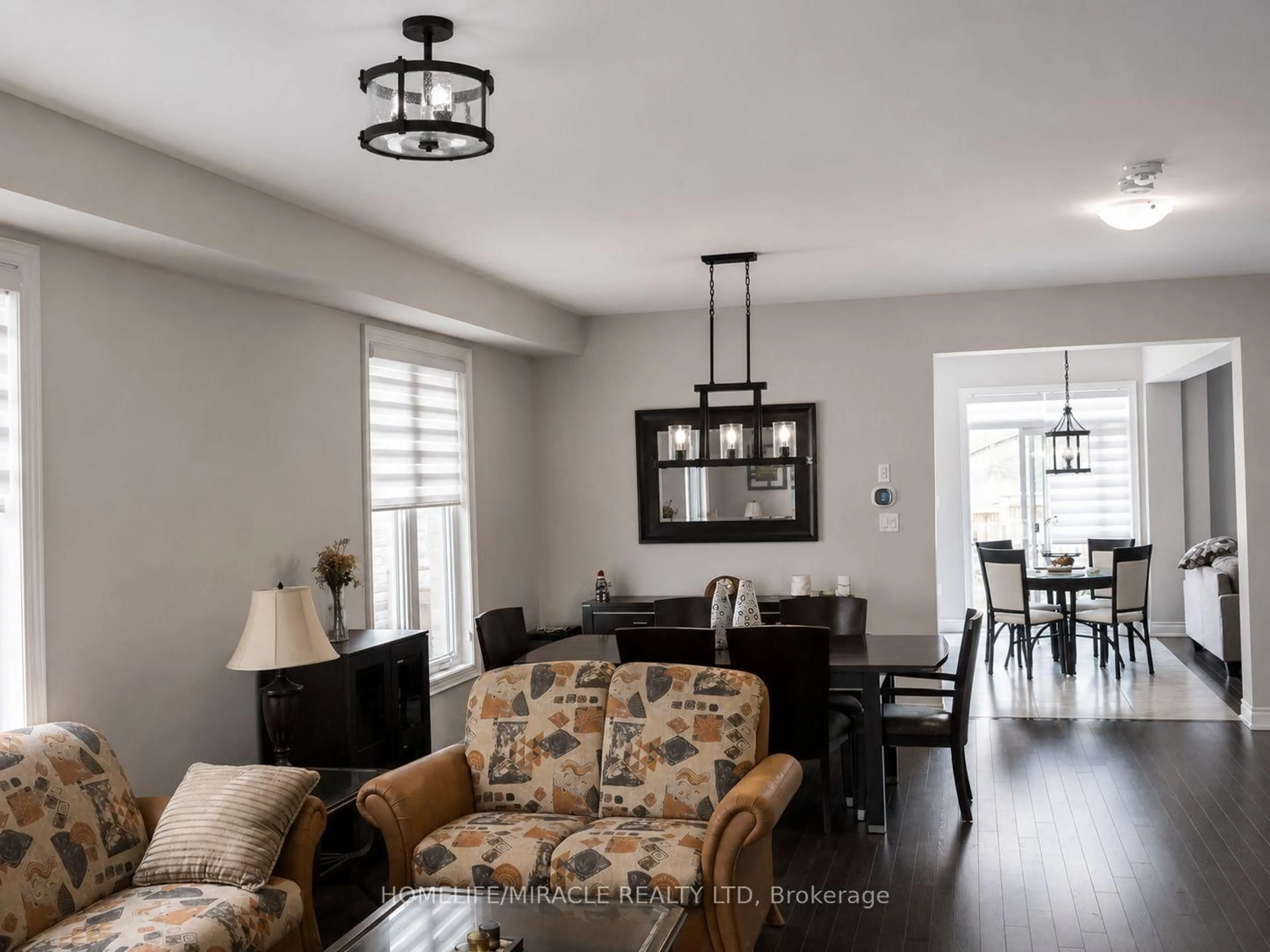 Living room with furniture, wood/laminate floor for 25 Pear Blossom Way, East Gwillimbury Ontario L9N 0T3