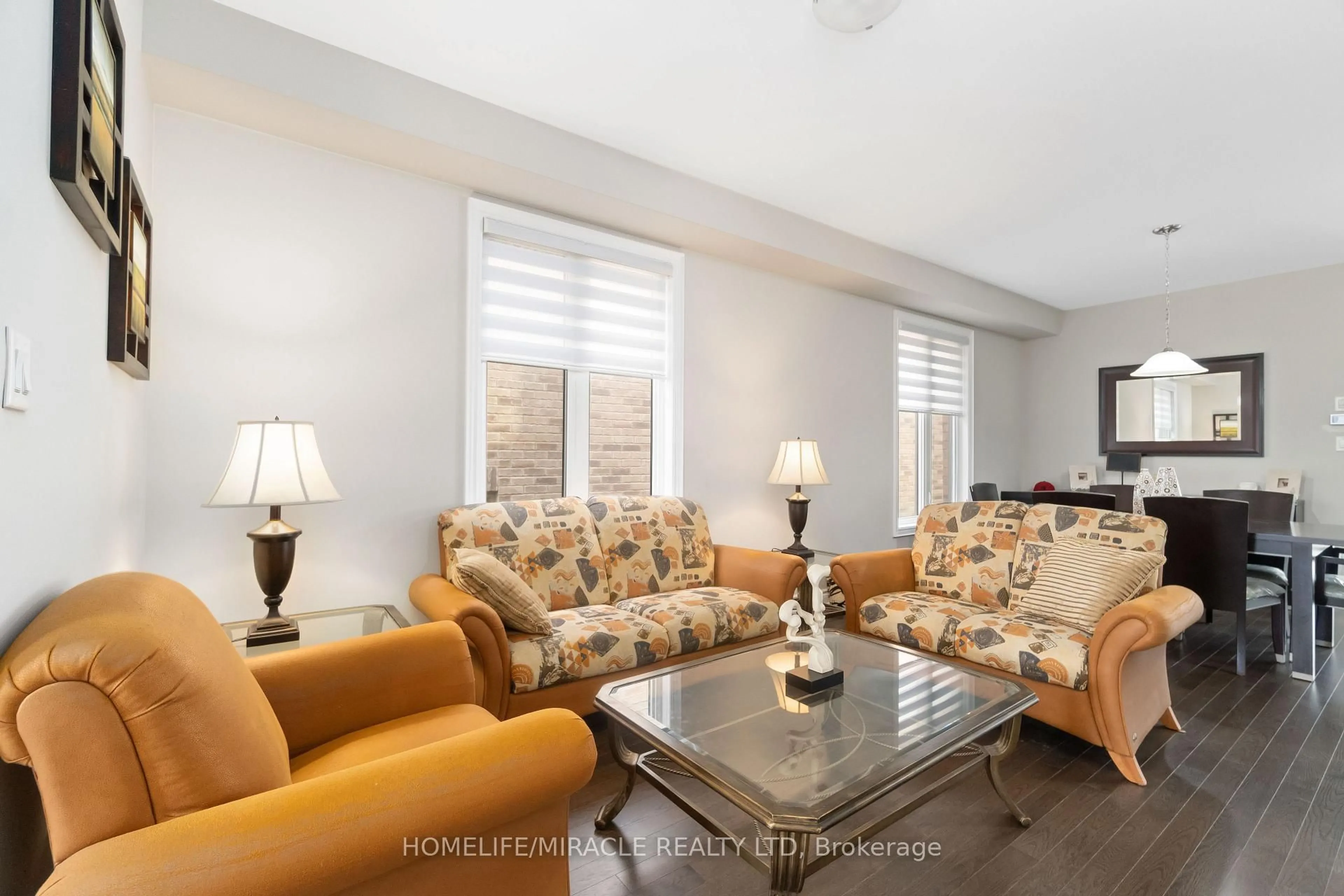 Living room with furniture, unknown for 25 Pear Blossom Way, East Gwillimbury Ontario L9N 0T3