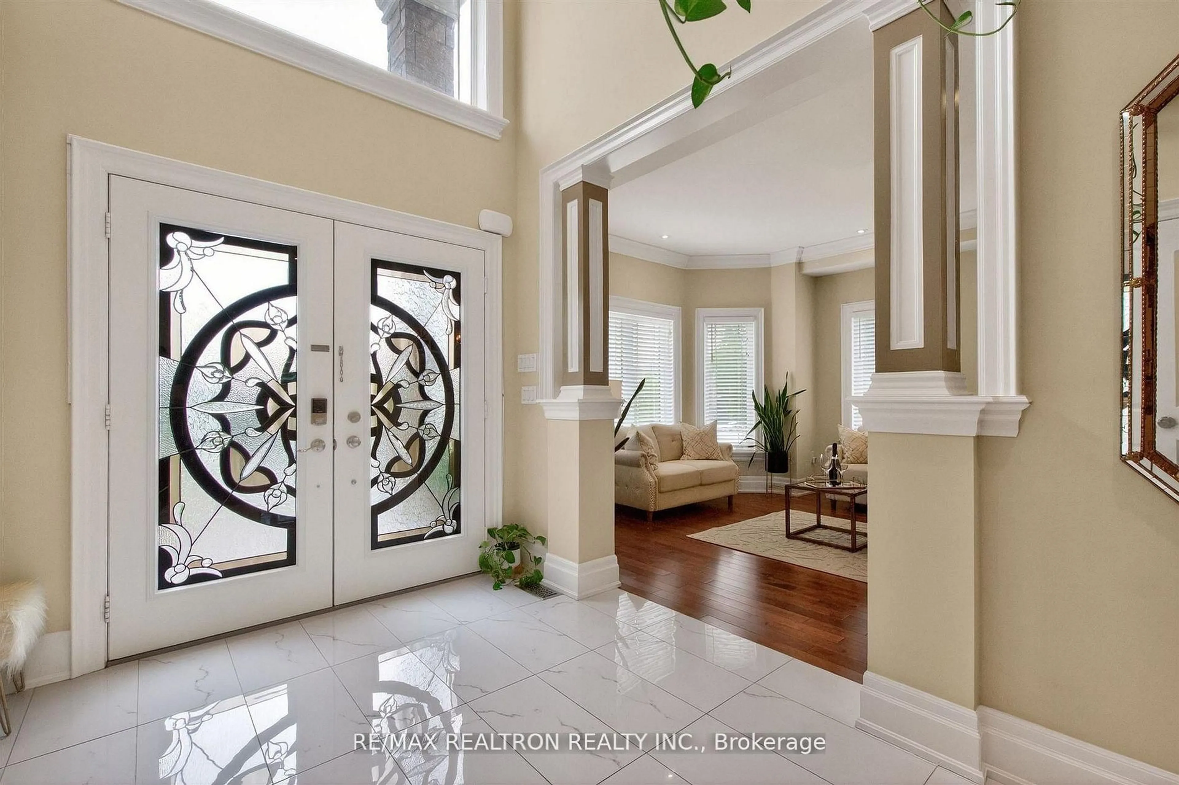 Indoor entryway for 1001 Gorham St, Newmarket Ontario L3Y 5G9