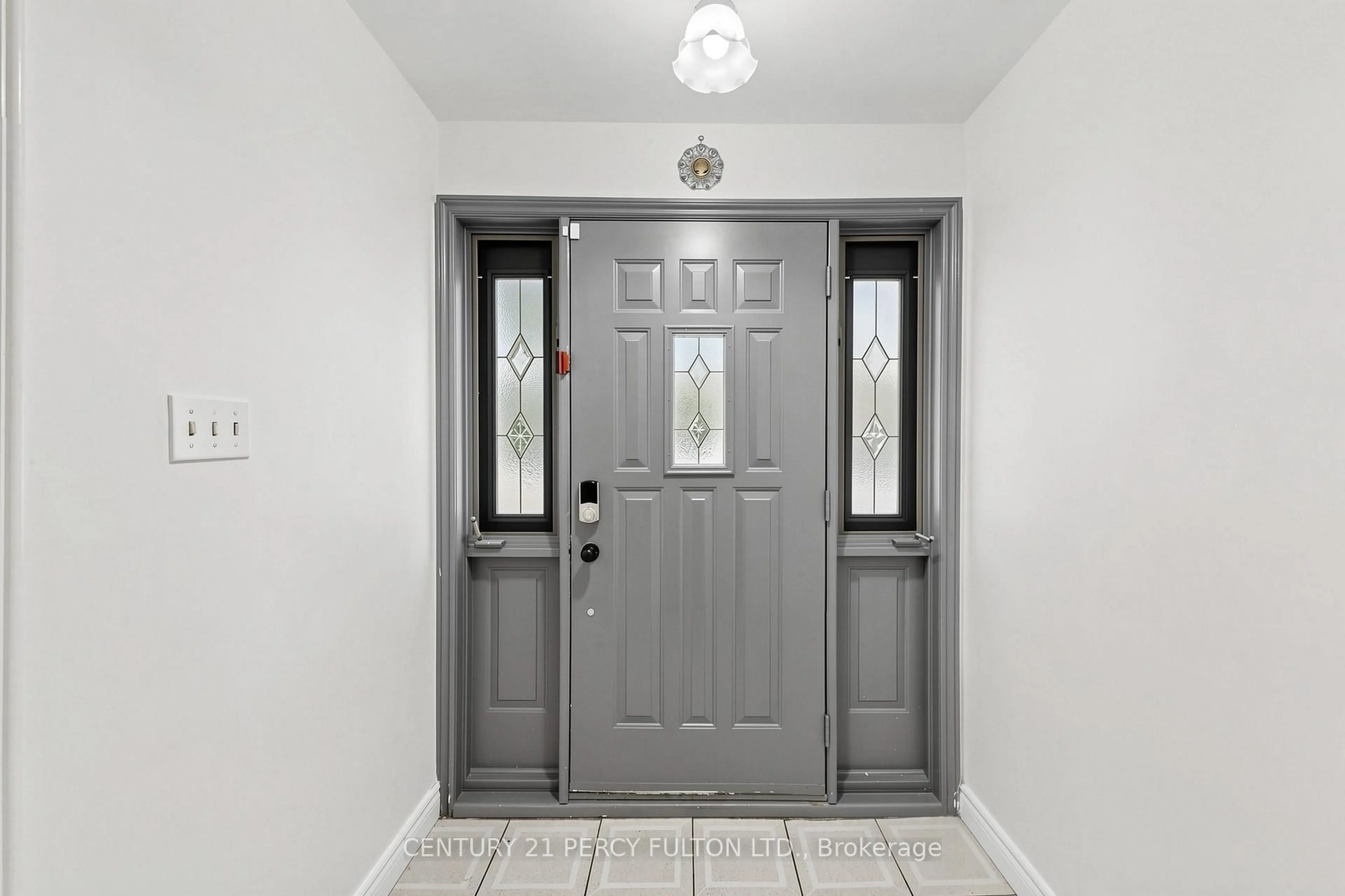 Indoor entryway for 10 Devins Dr, Aurora Ontario L4G 2Z1