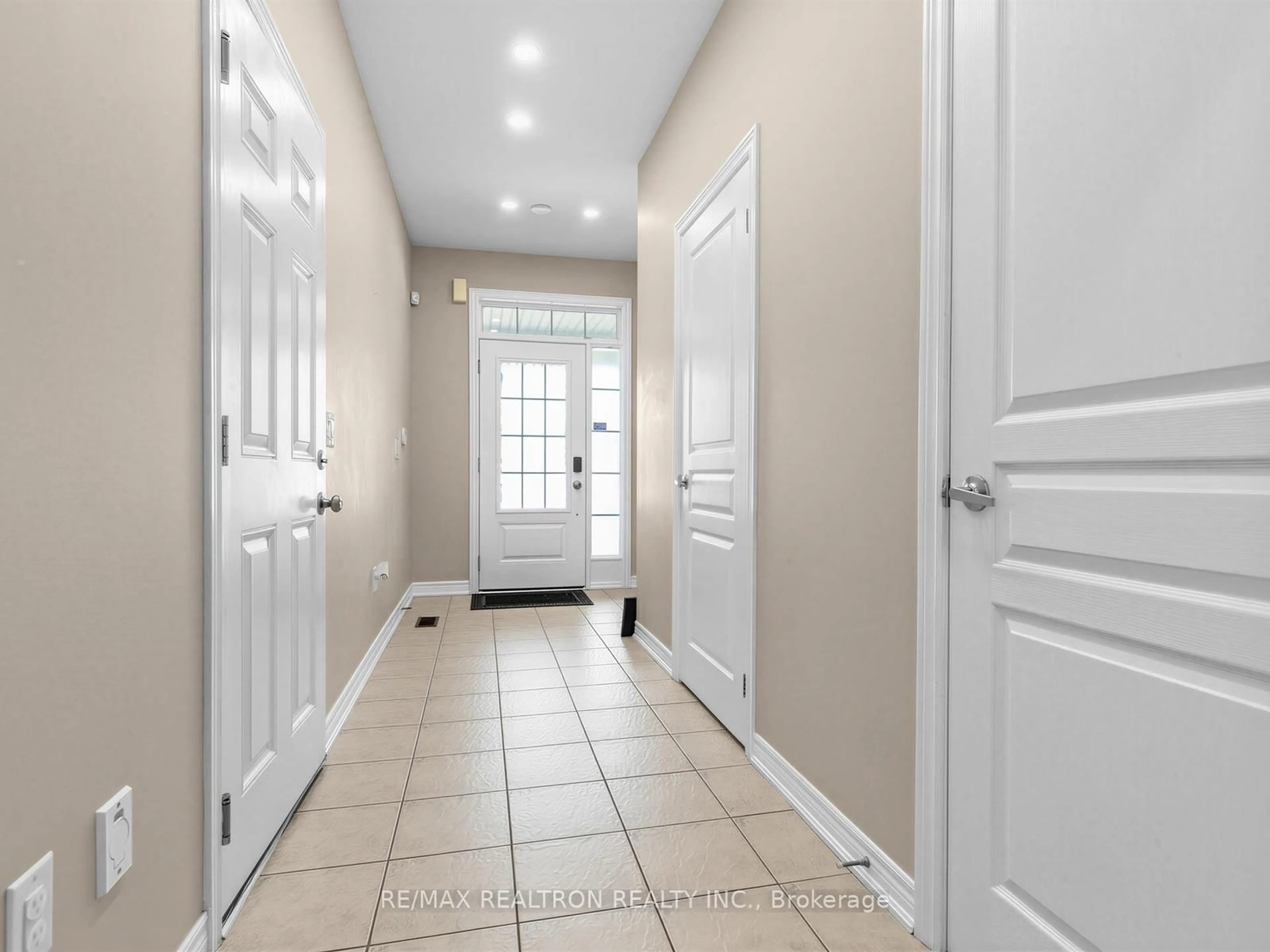 Indoor entryway for 135 Windrow St, Richmond Hill Ontario L4E 4Y4