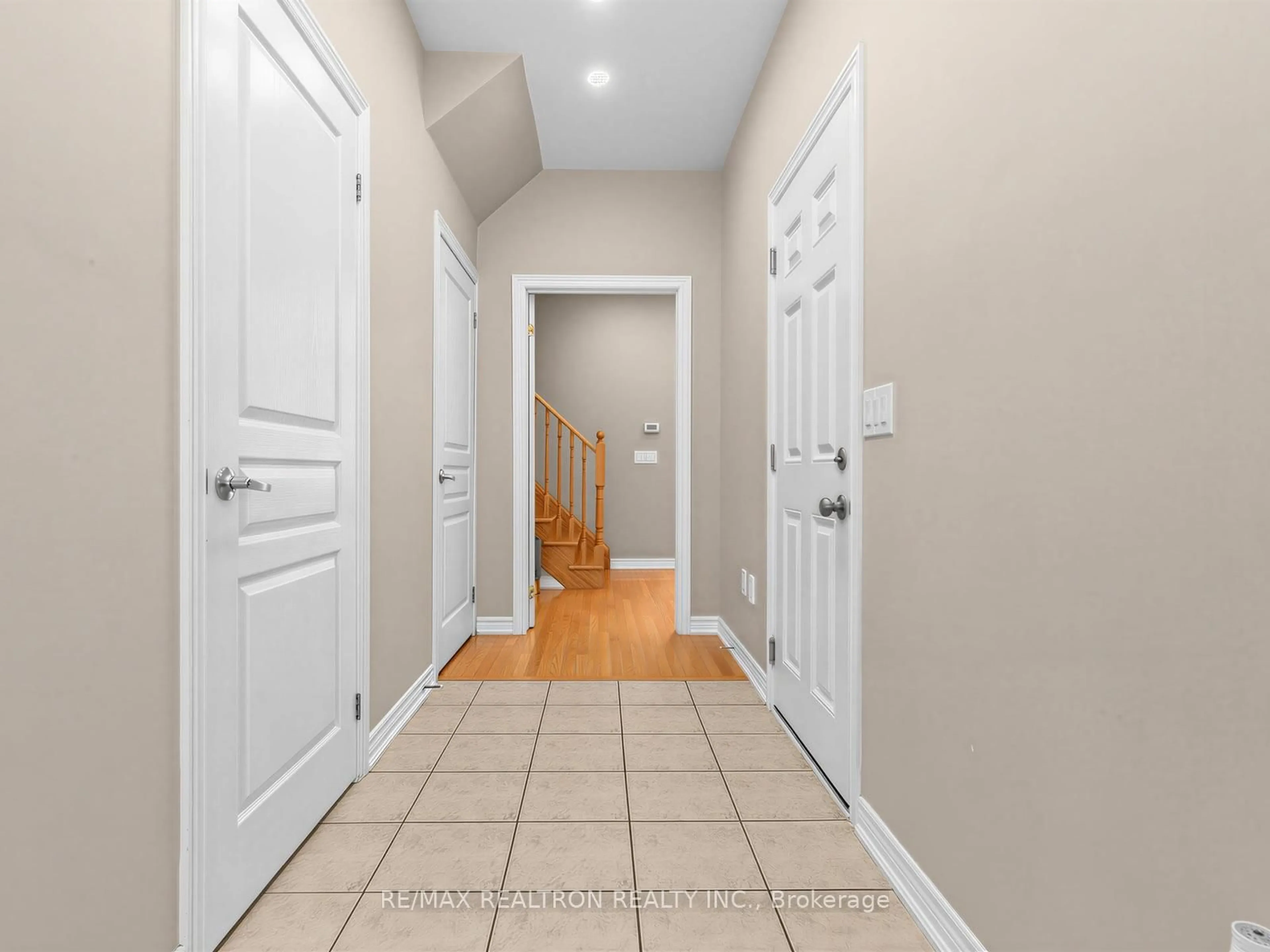 Indoor entryway for 135 Windrow St, Richmond Hill Ontario L4E 4Y4