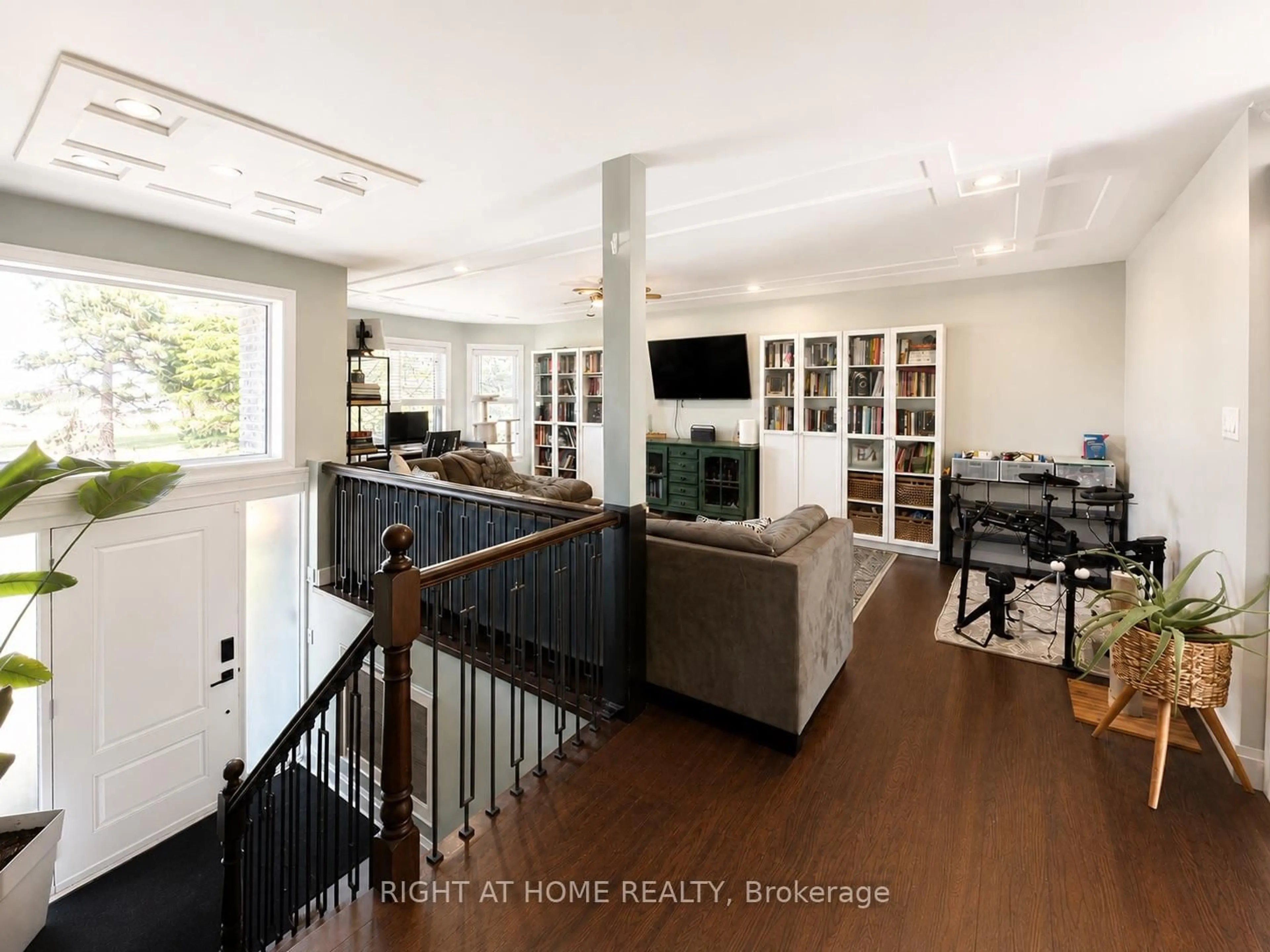 Indoor entryway for 2610 Leonard St, Innisfil Ontario L9S 3T9