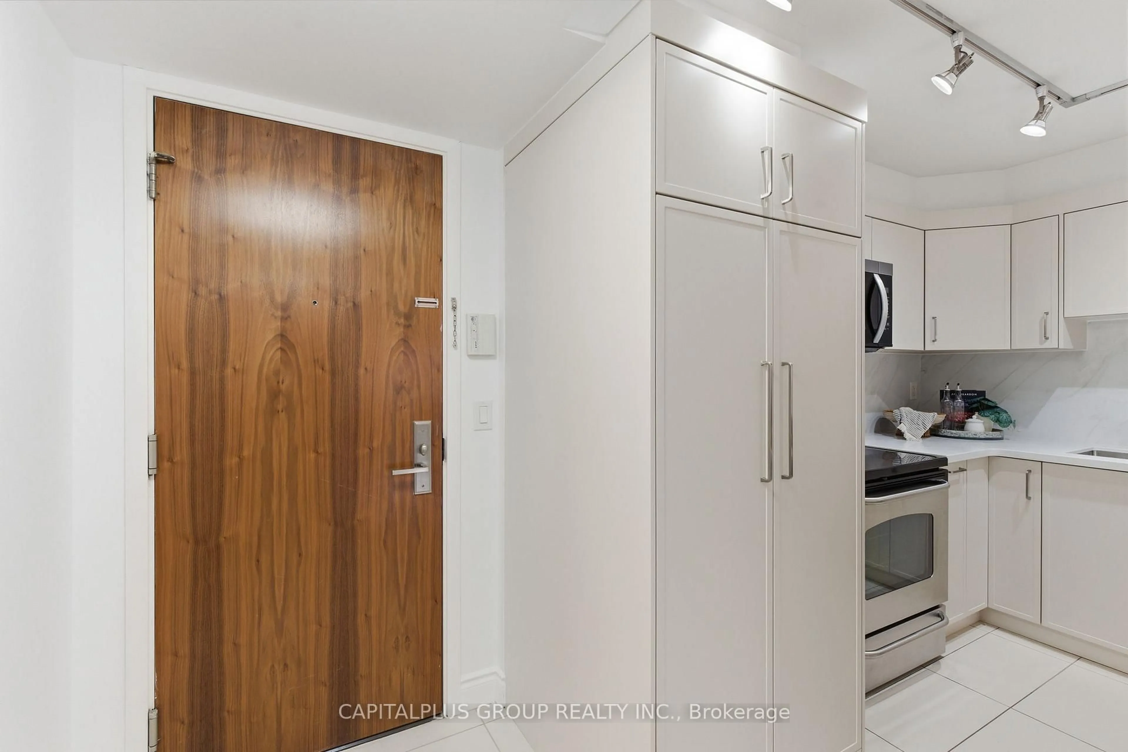 Standard kitchen, unknown for 37 Galleria Pkwy #318, Markham Ontario L3T 0A5