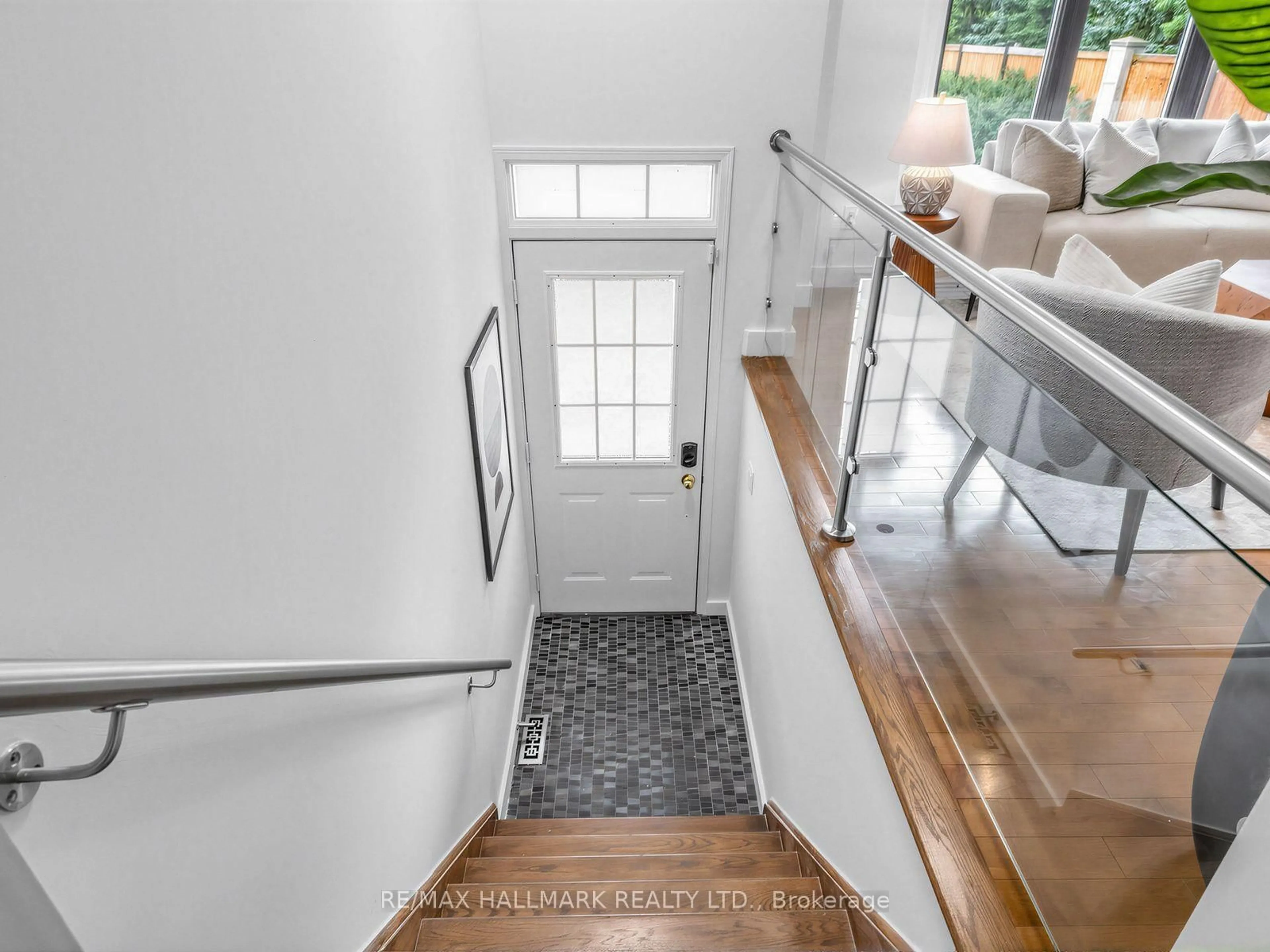 Indoor entryway for 30 Jarrett Crt, Vaughan Ontario L6A 3W4