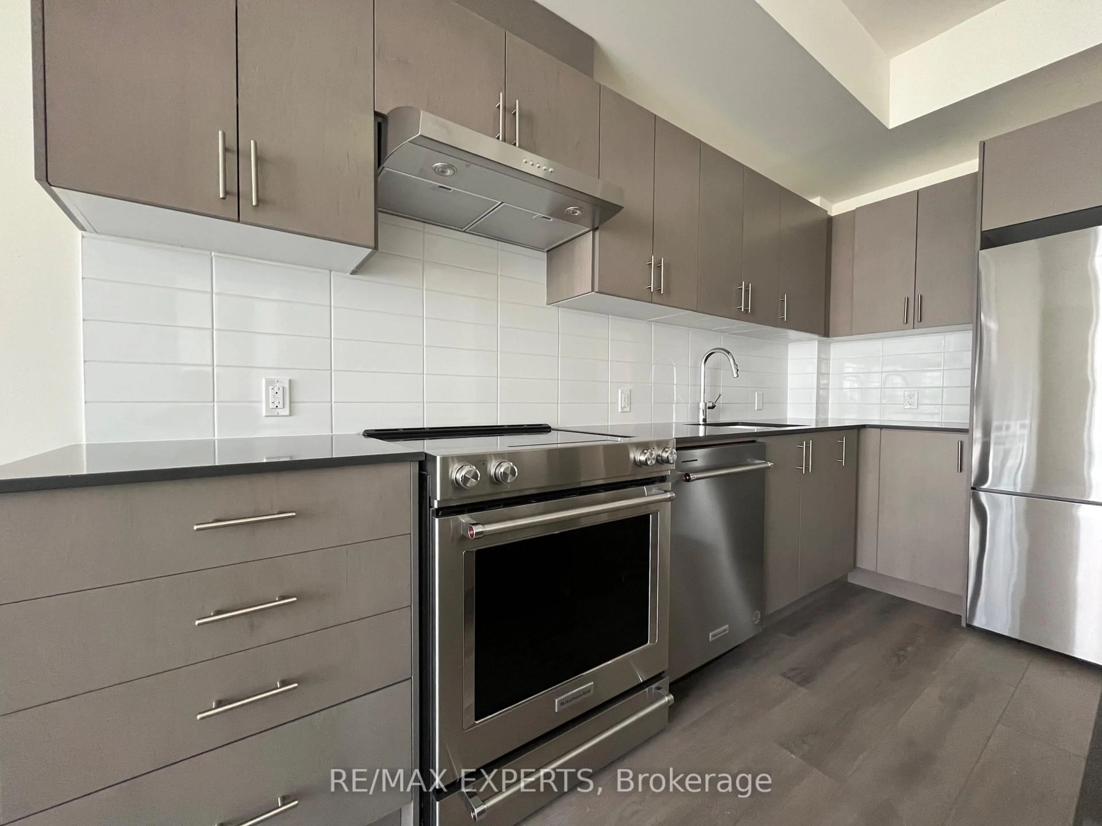 Standard kitchen, unknown for 8960 Jane St #1719, Vaughan Ontario L4K 0N9