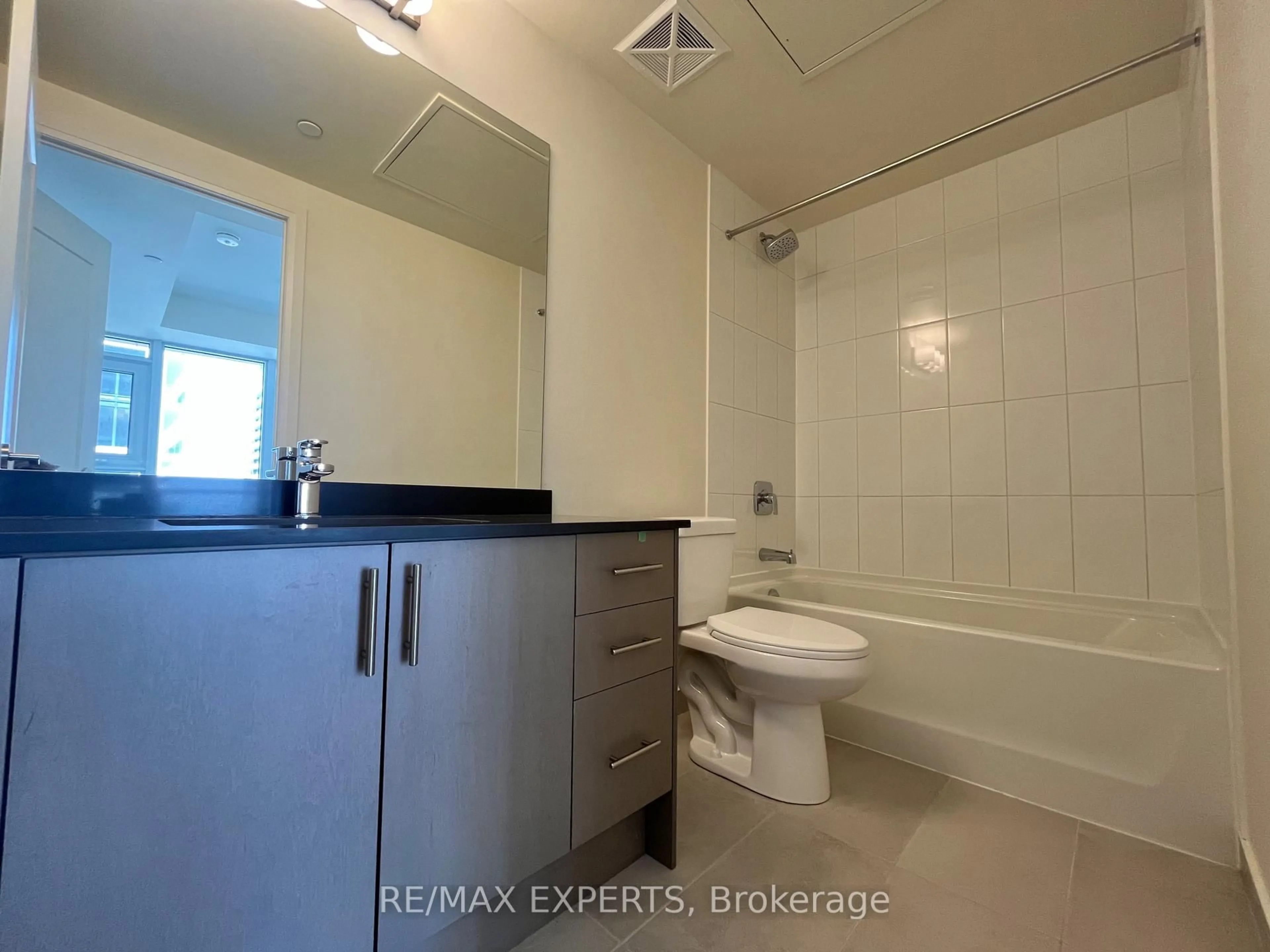 Standard bathroom, ceramic/tile floor for 8960 Jane St #1719, Vaughan Ontario L4K 0N9