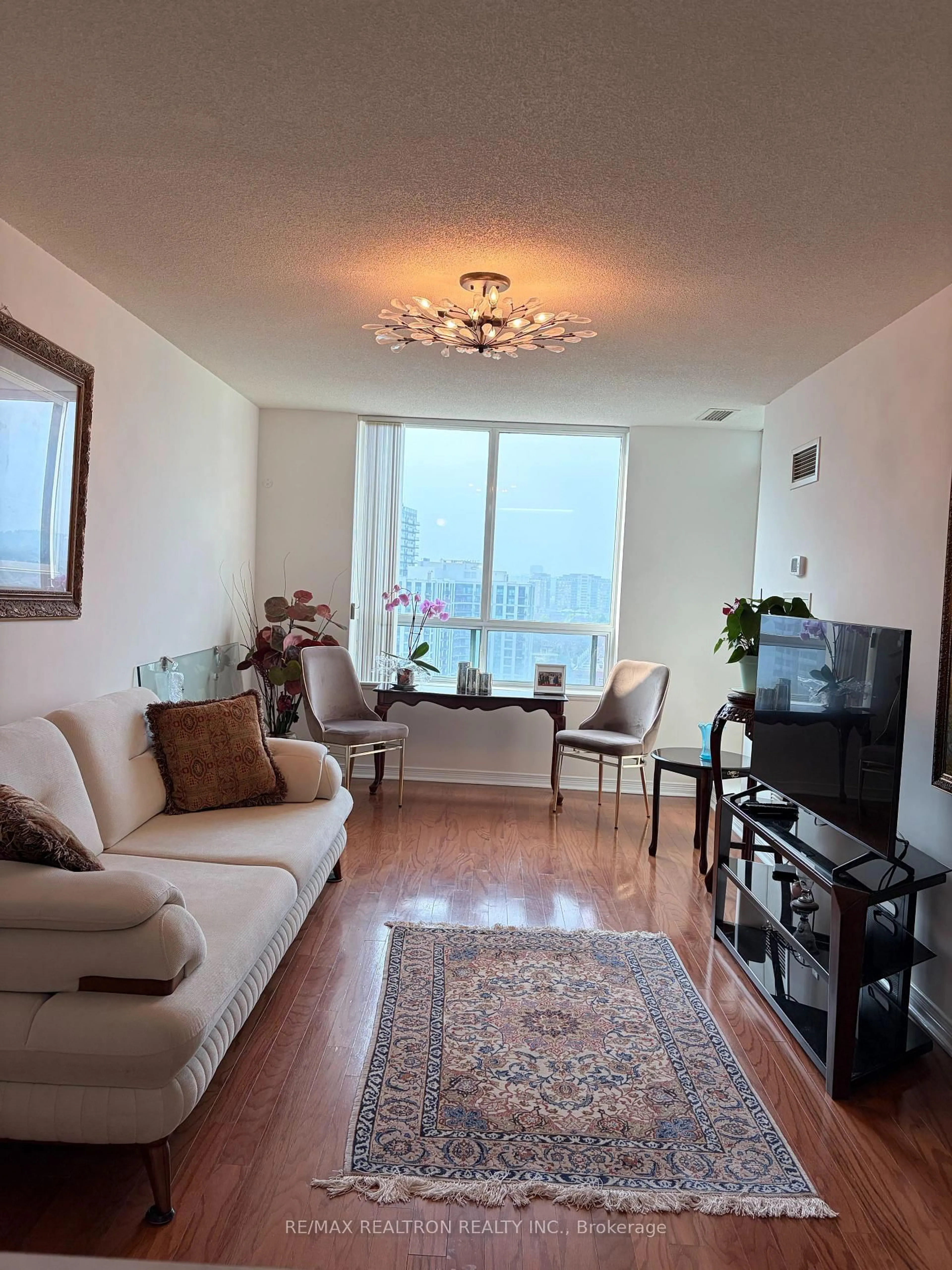 Living room with furniture, unknown for 23 Oneida Cres #PH13, Richmond Hill Ontario L4B 0A2