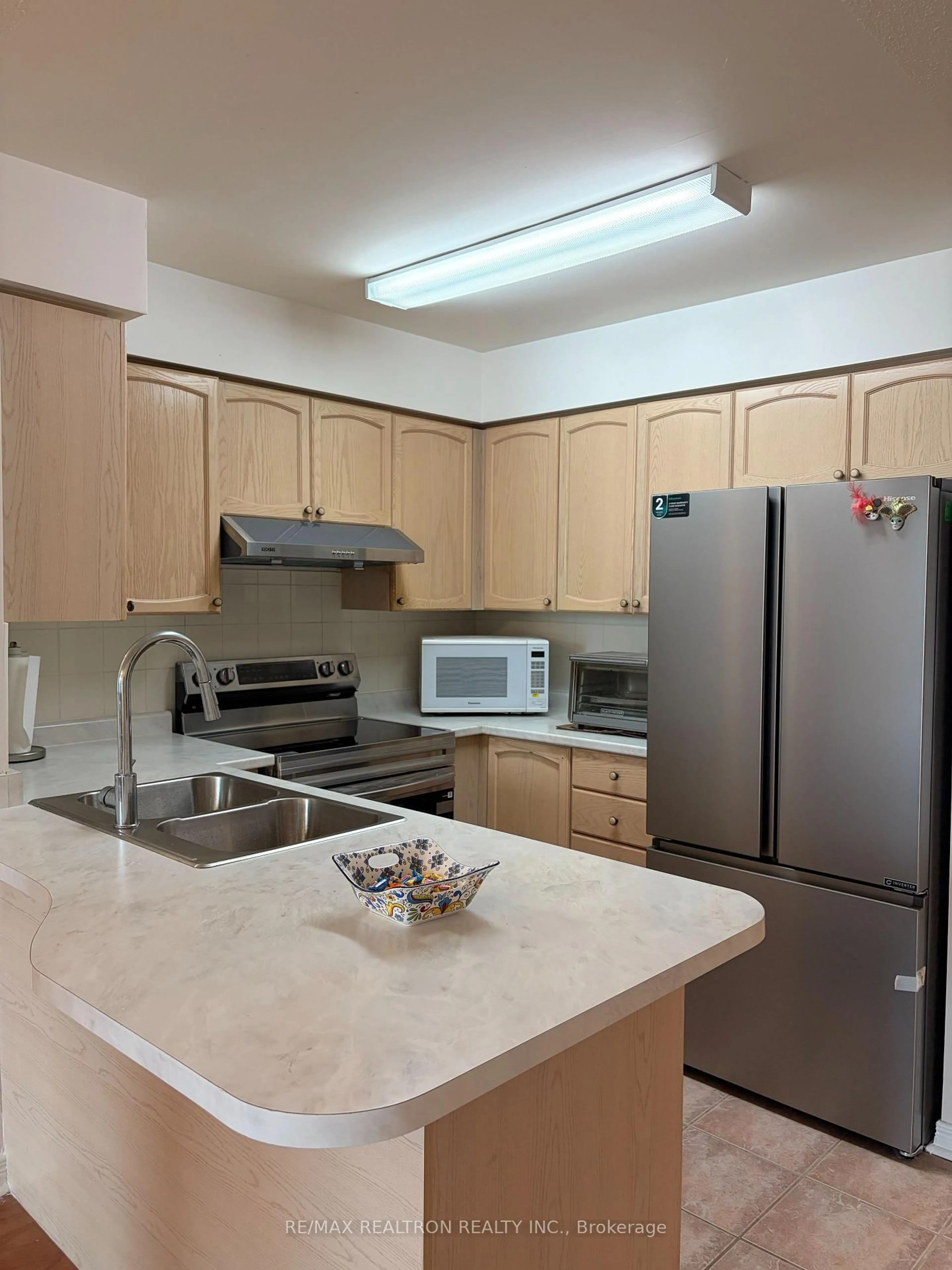 Standard kitchen, unknown for 23 Oneida Cres #PH13, Richmond Hill Ontario L4B 0A2