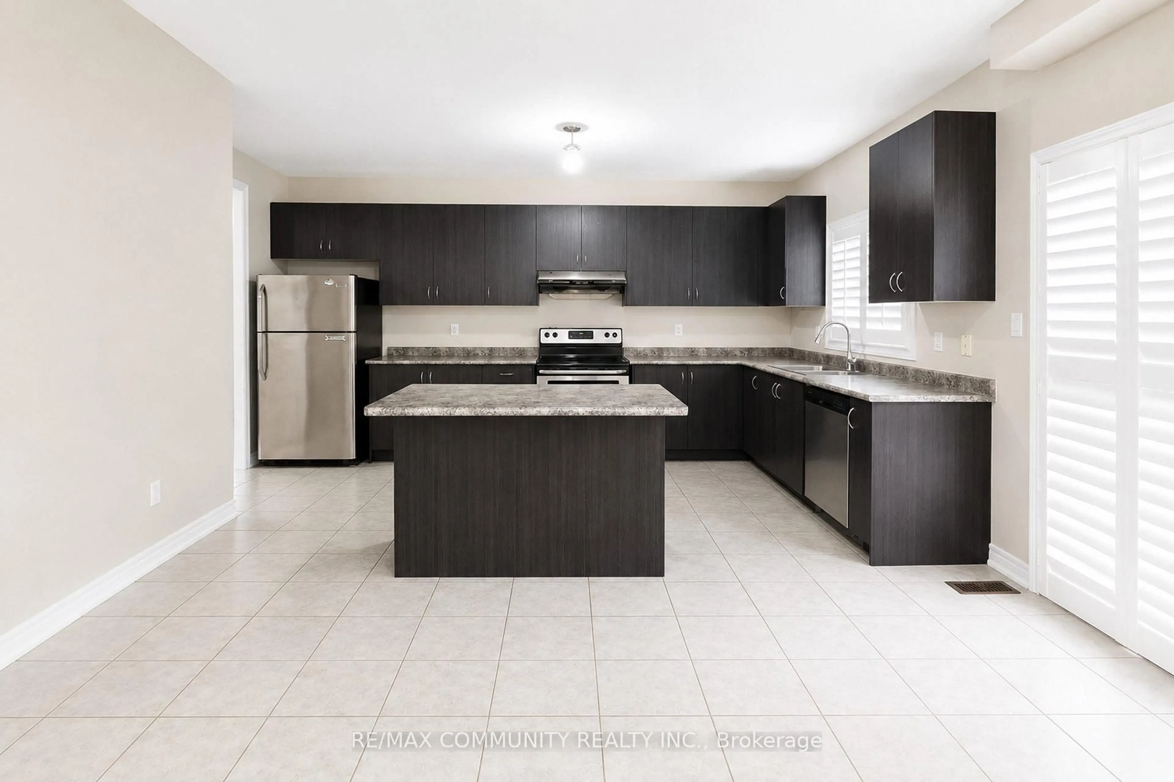 Open concept kitchen, ceramic/tile floor for 1423 Lormel Gate Ave, Innisfil Ontario L0L 1W0
