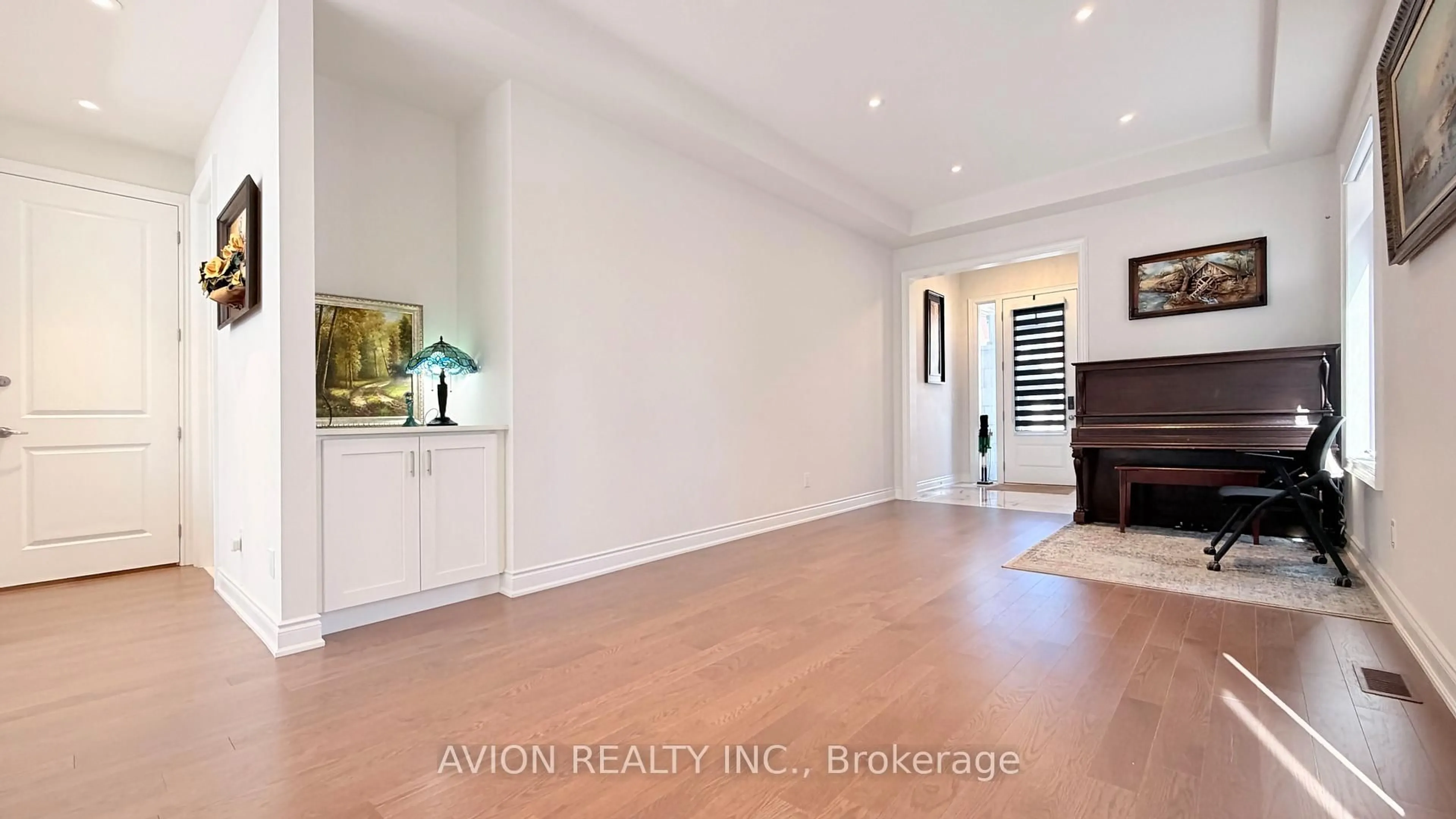 Indoor entryway for 76 Maple Fields Circ, Aurora Ontario L4G 3X6