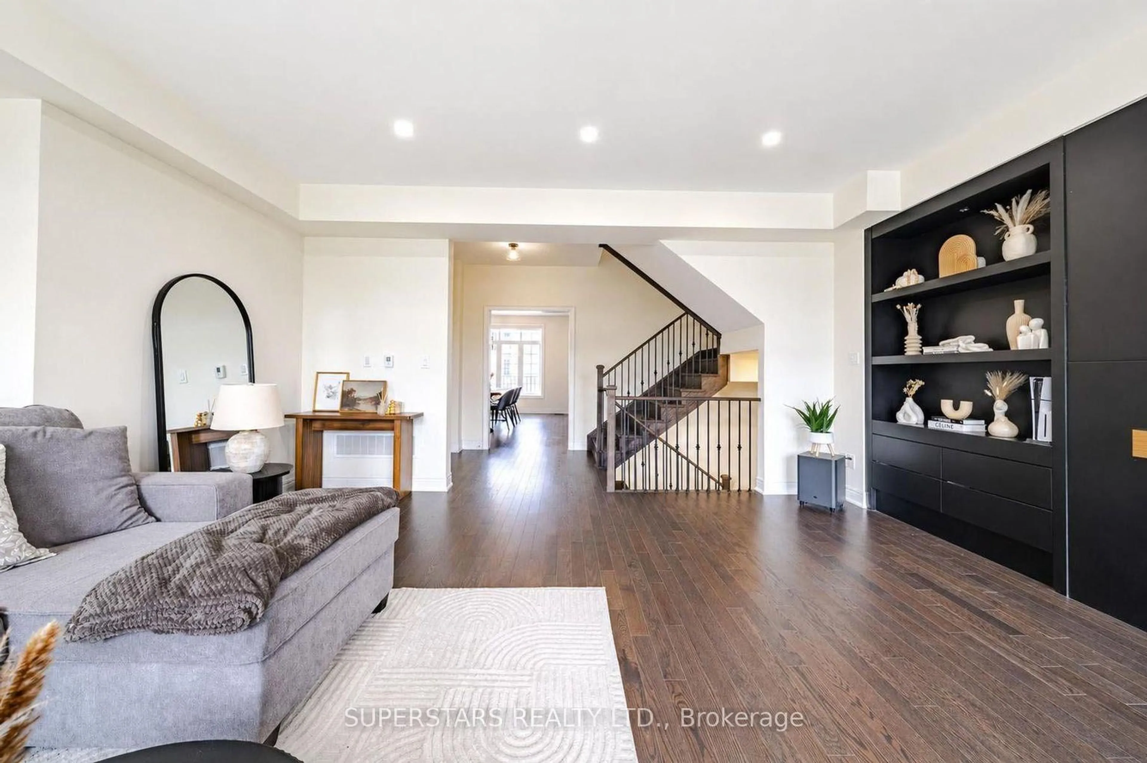Indoor entryway for 321 Kirkham Dr, Markham Ontario L3S 0E9