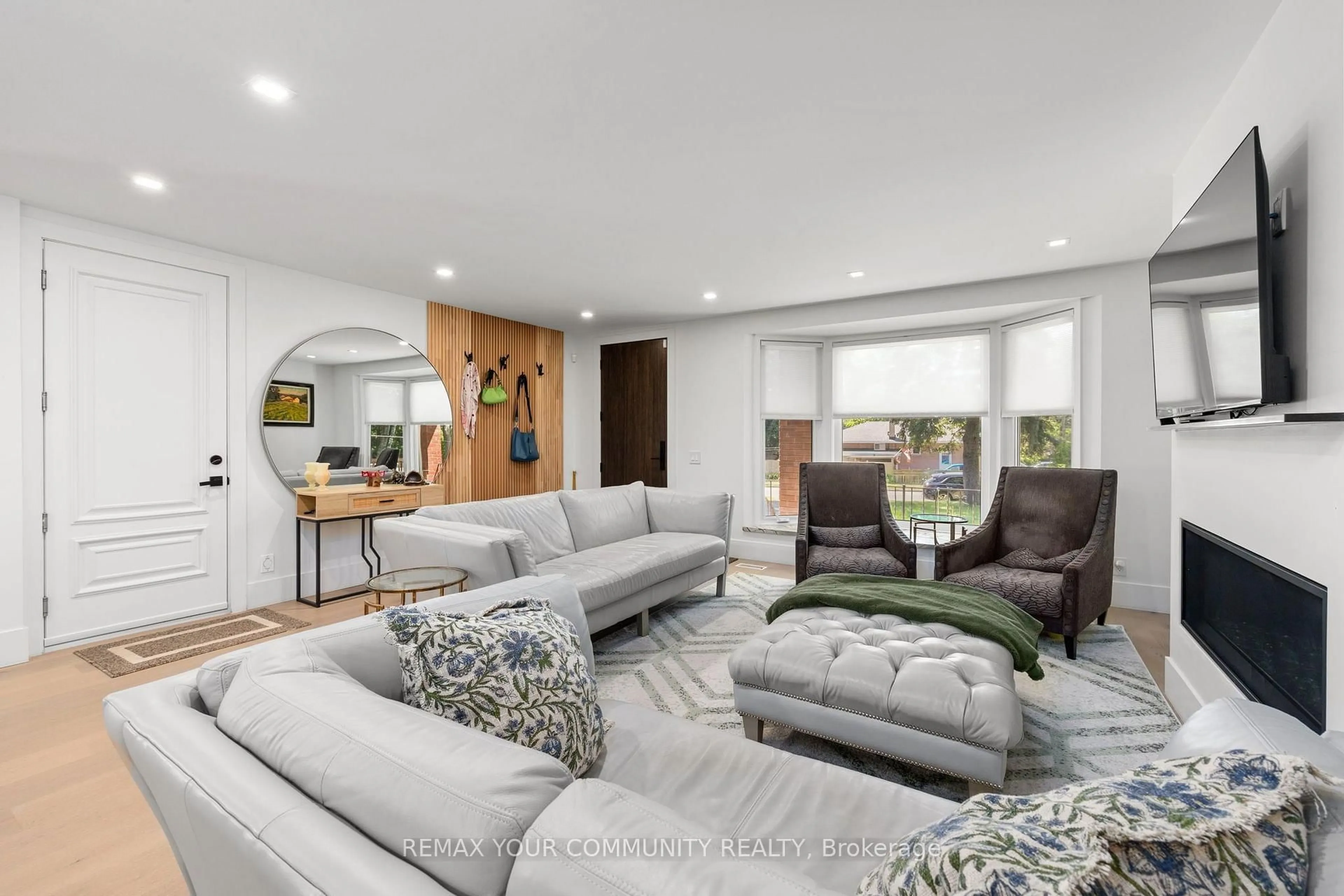 Living room with furniture, unknown for 259 Rumble Ave, Richmond Hill Ontario L4C 4G5