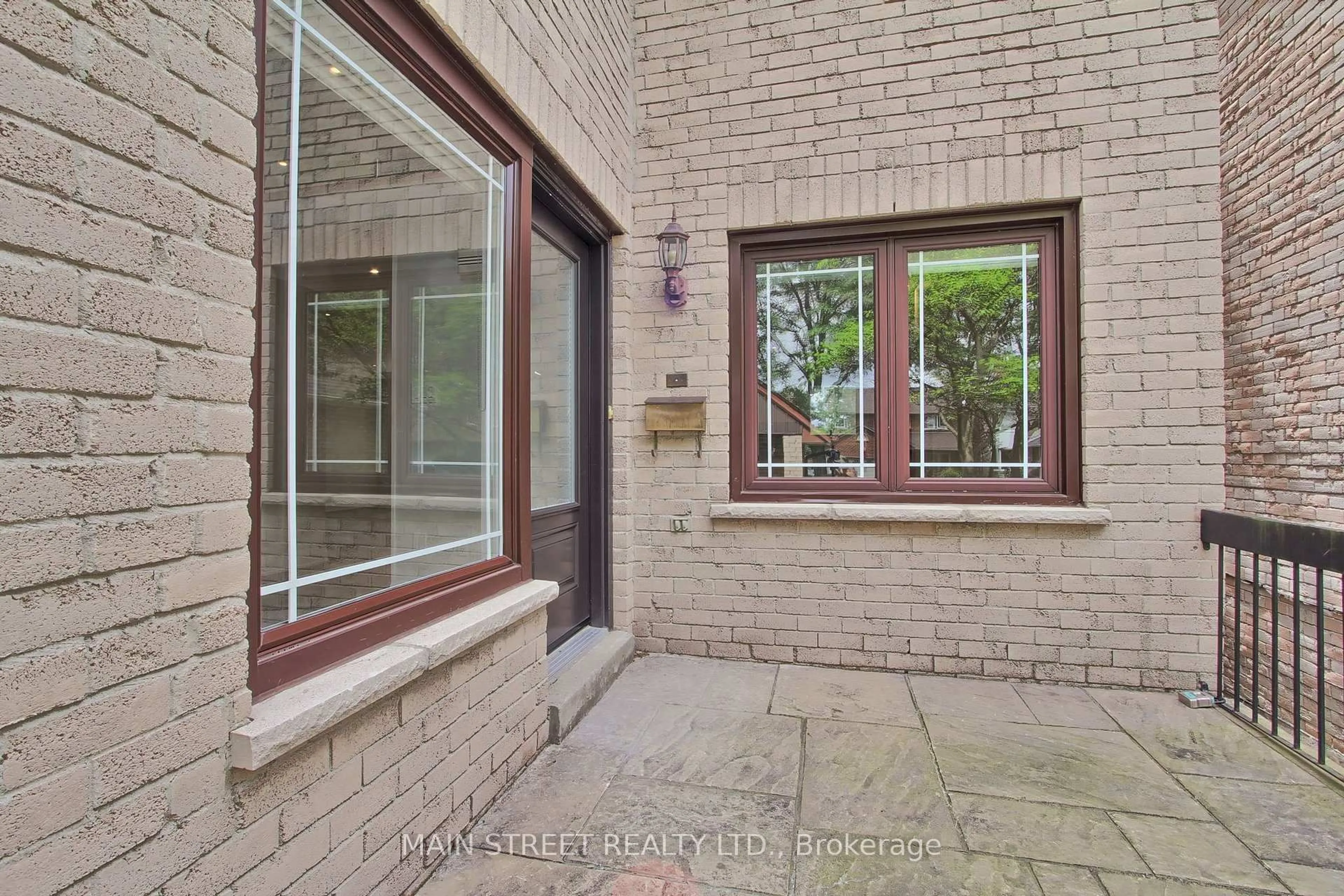 Unknown for 27 Murdock Ave, Aurora Ontario L4G 5E7