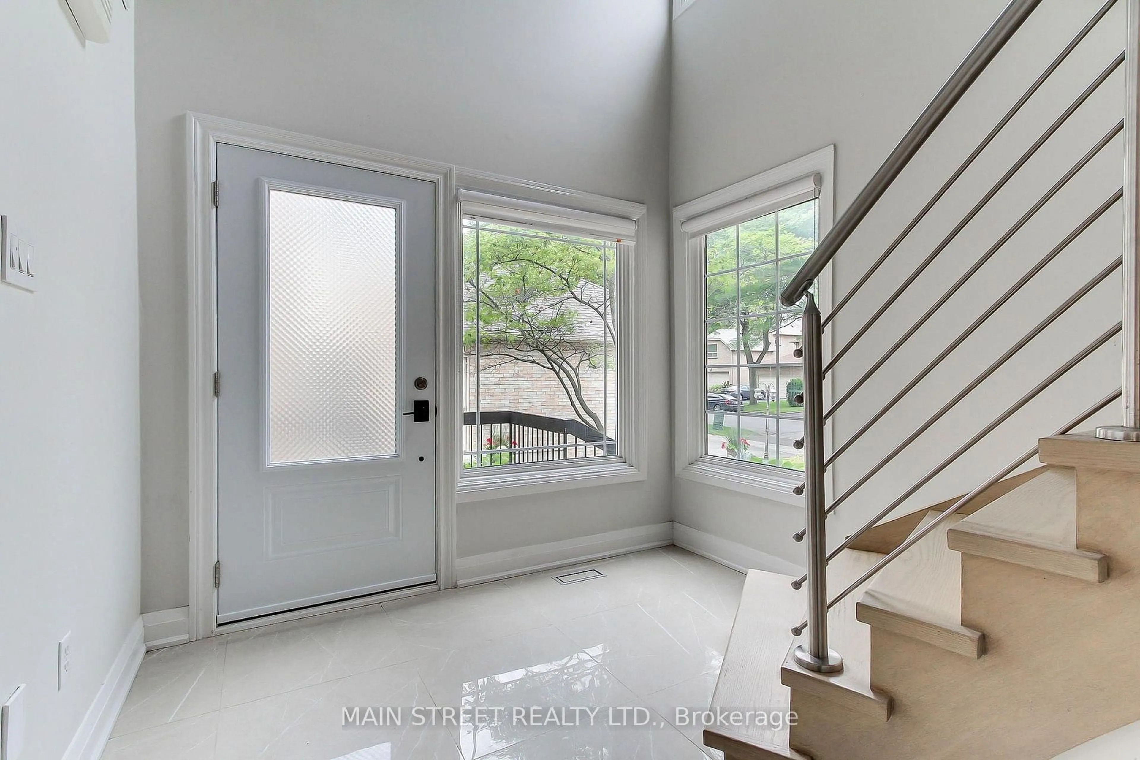 Indoor entryway for 27 Murdock Ave, Aurora Ontario L4G 5E7