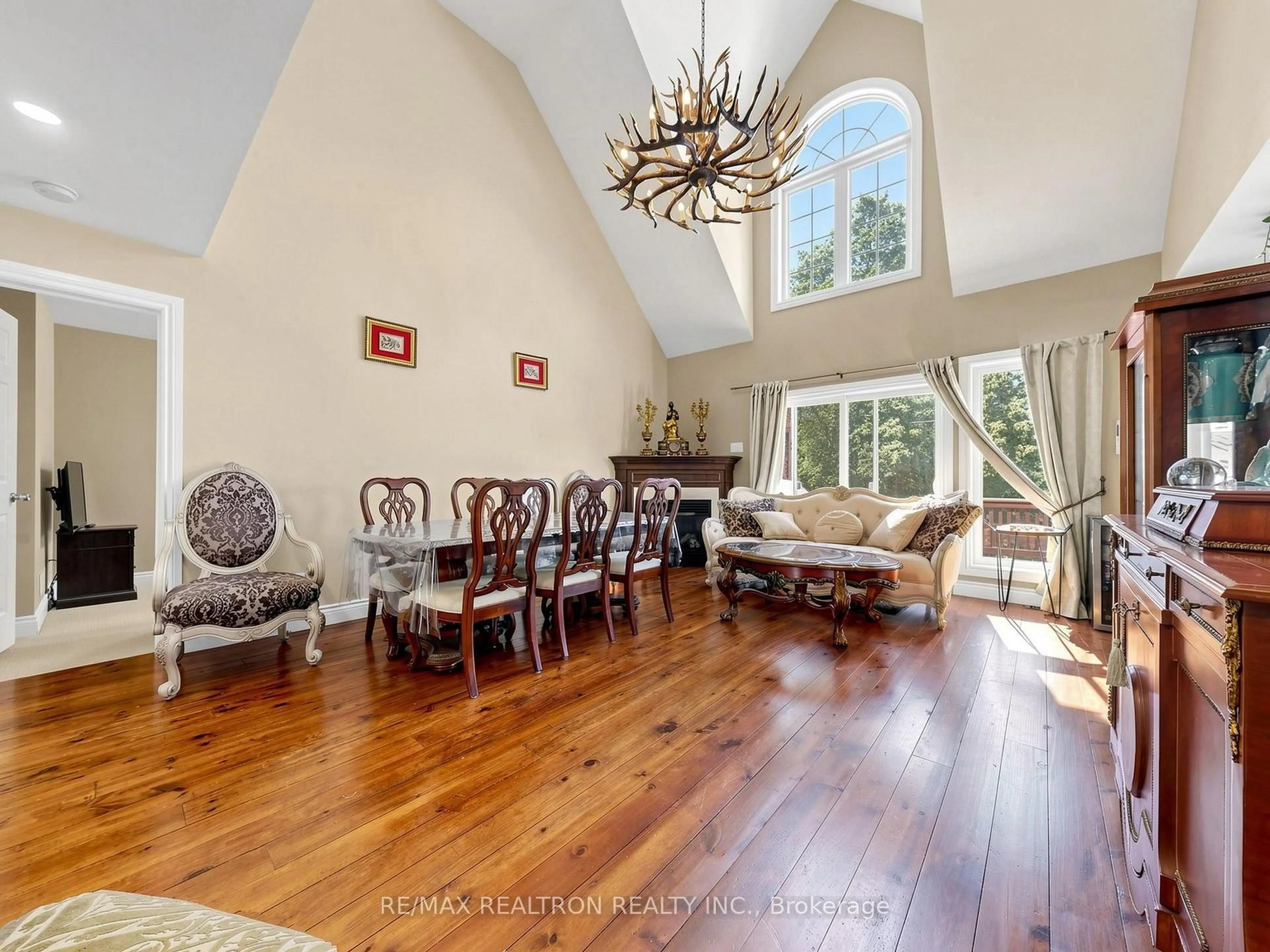 Dining room, wood/laminate floor for 4 Lyons Lane, Georgina Ontario L0E 1S0