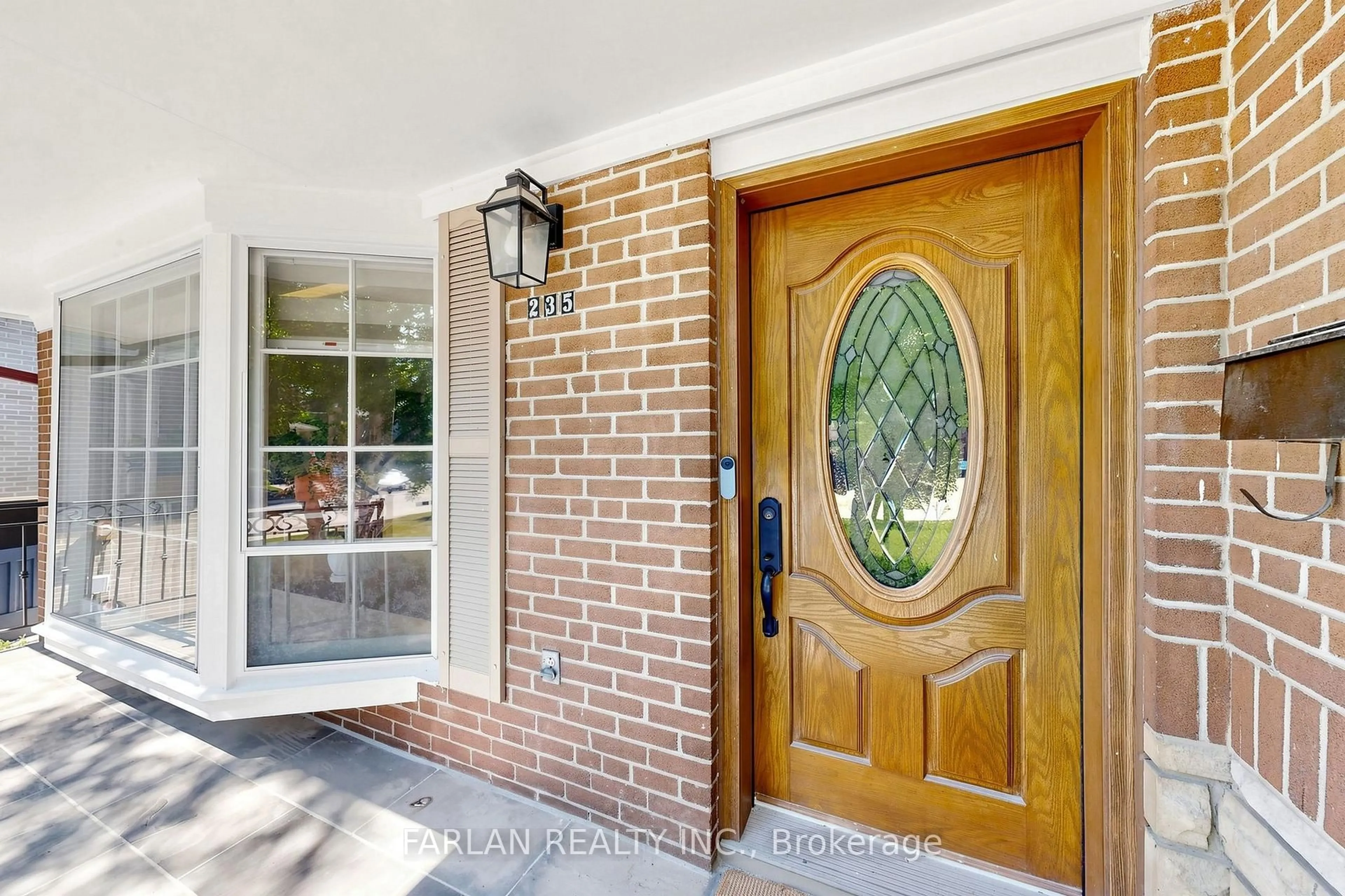 Indoor entryway for 235 Rosemar Gdns, Richmond Hill Ontario L4C 3Z8