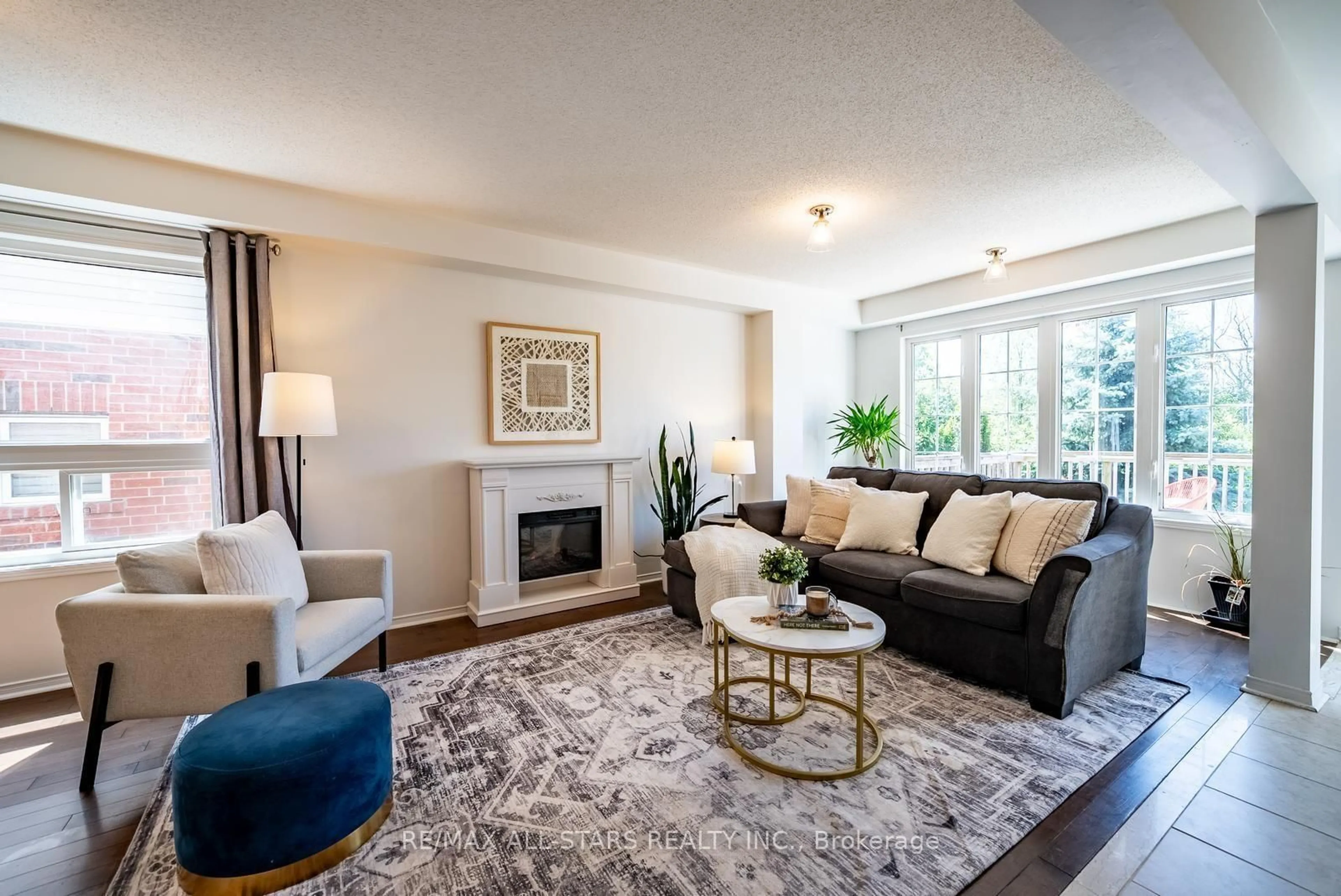 Living room with furniture, unknown for 281 Reeves Way Blvd, Whitchurch-Stouffville Ontario L4A 0H7