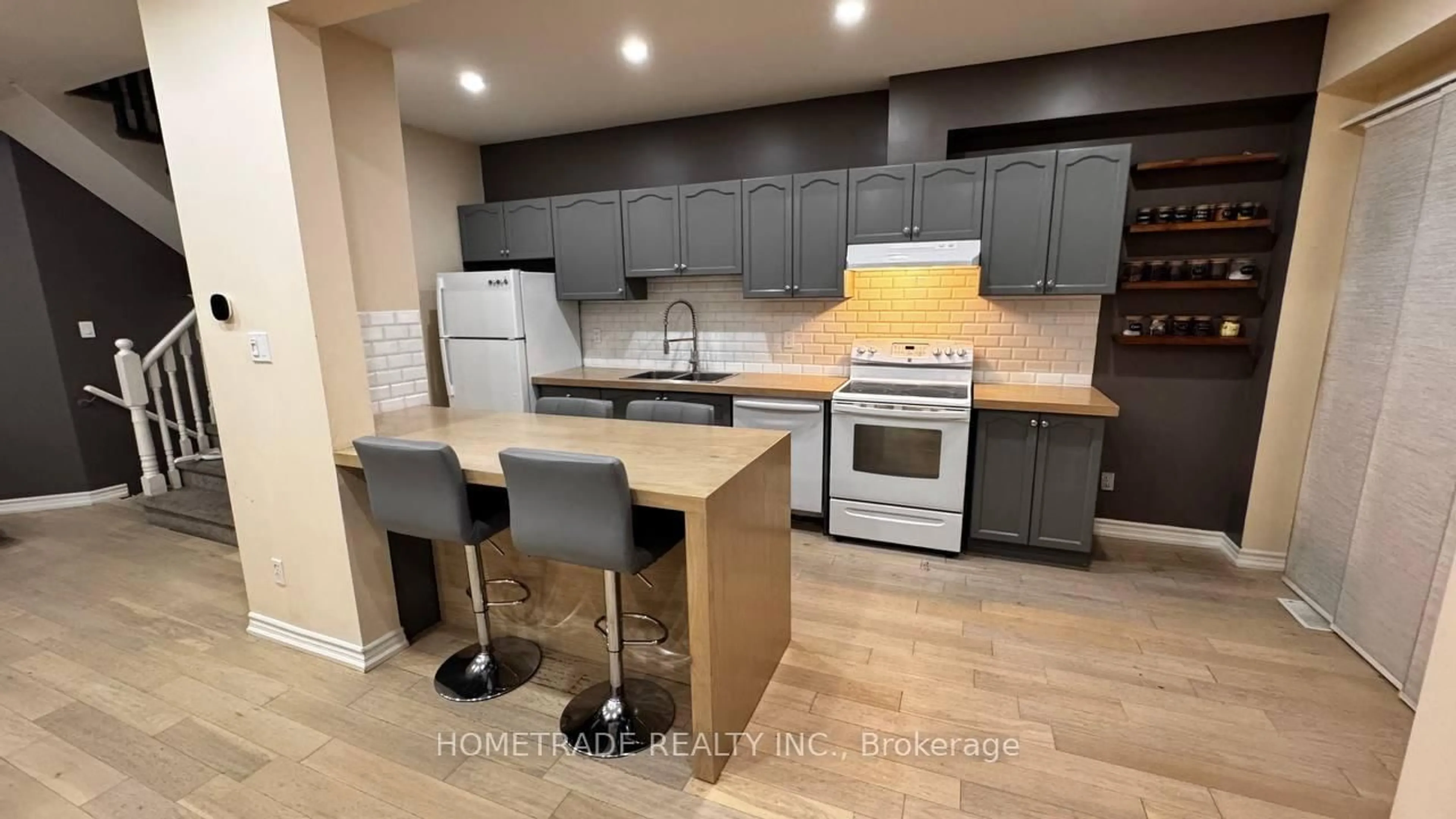 Open concept kitchen, wood/laminate floor for 231 Denise Circ, Newmarket Ontario L3X 2K2