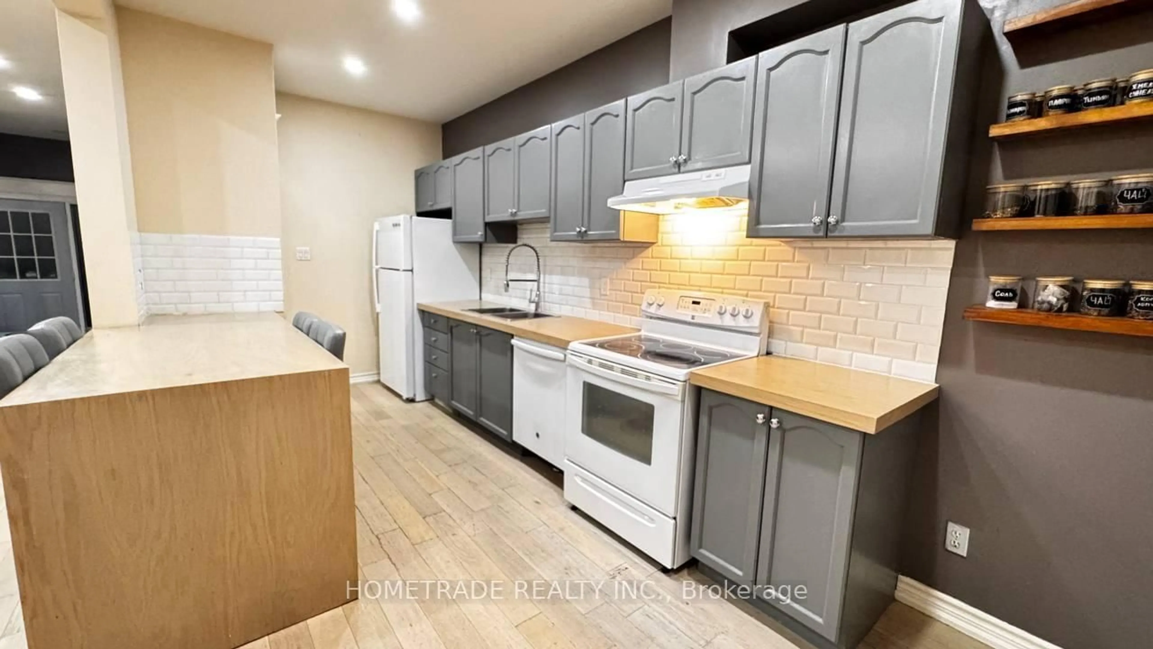 Standard kitchen, wood/laminate floor for 231 Denise Circ, Newmarket Ontario L3X 2K2