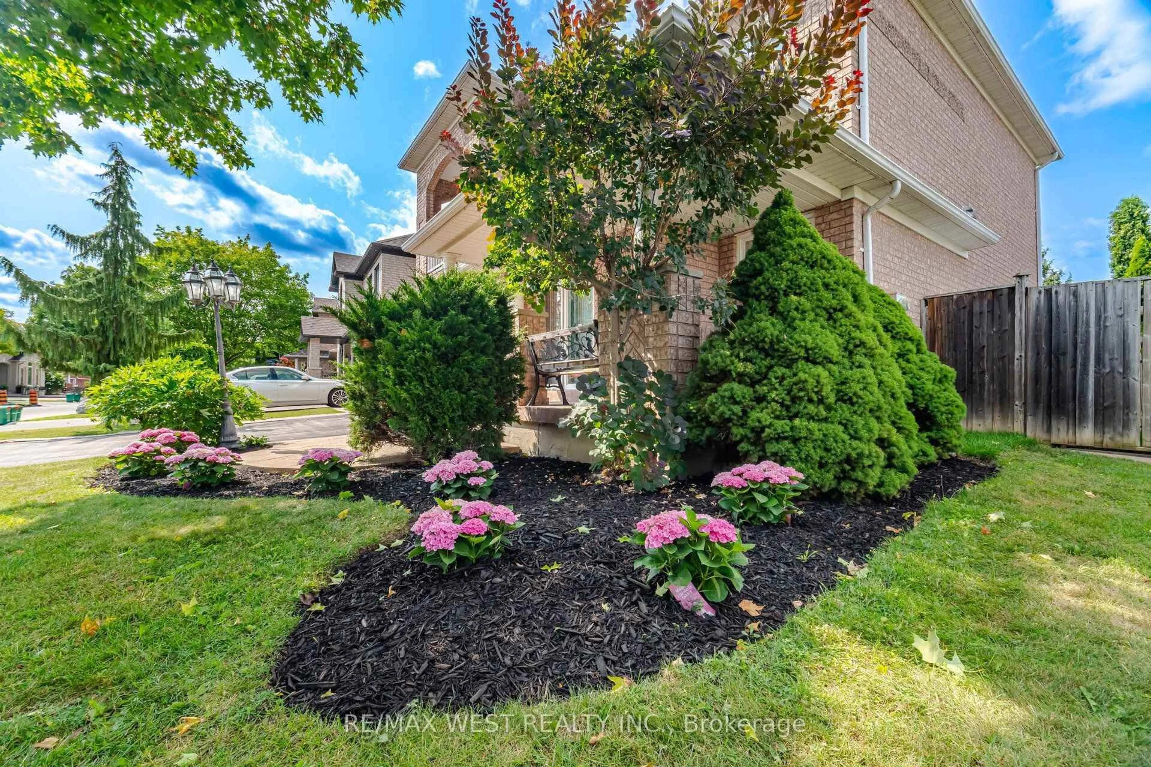 Patio, street for 12 Mira Vista Pl, Vaughan Ontario L4M 1K9