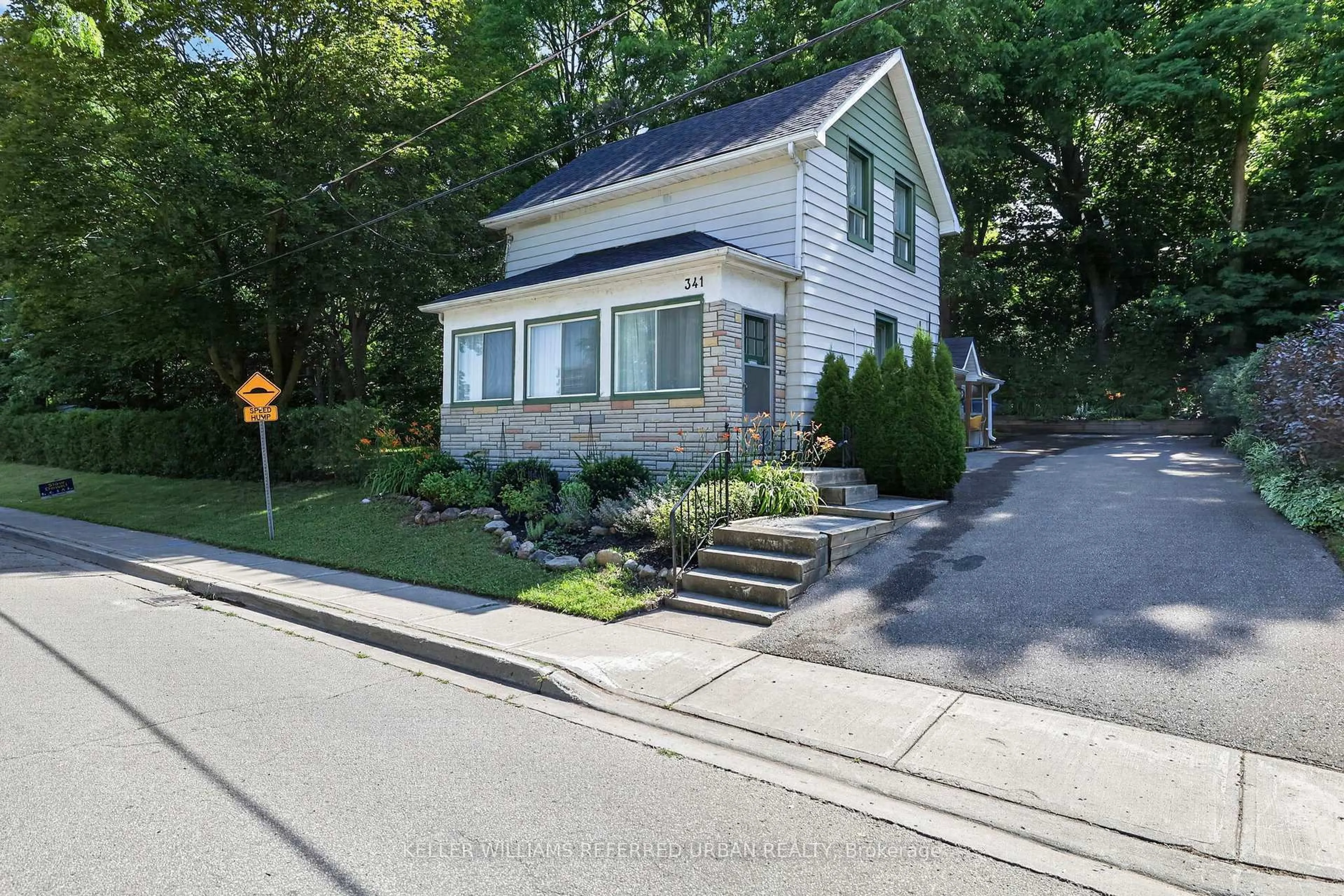 Home with vinyl exterior material, street for 341 Cotter St, Newmarket Ontario L3Y 3X9