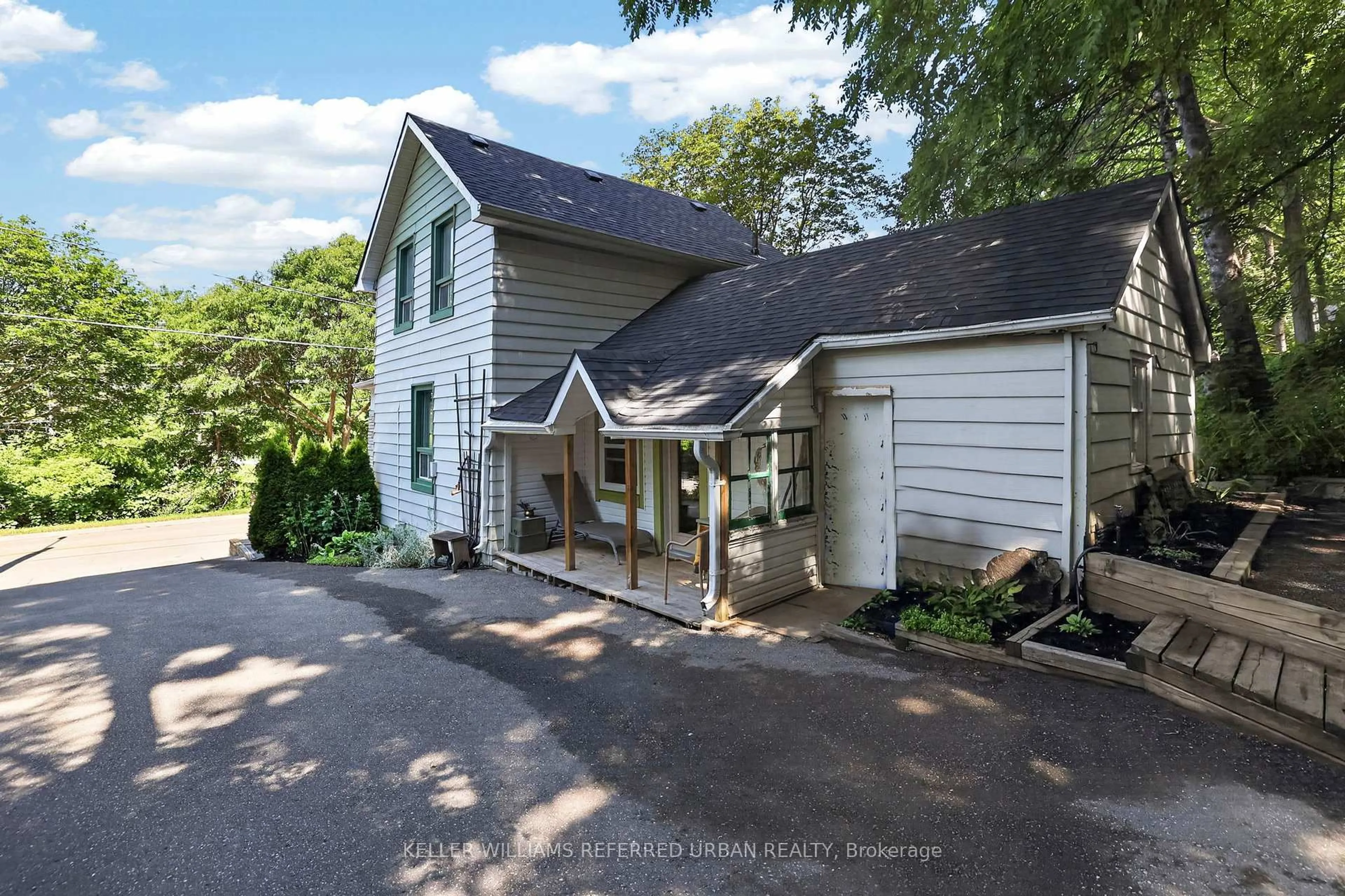 A pic from outside/outdoor area/front of a property/back of a property/a pic from drone, street for 341 Cotter St, Newmarket Ontario L3Y 3X9