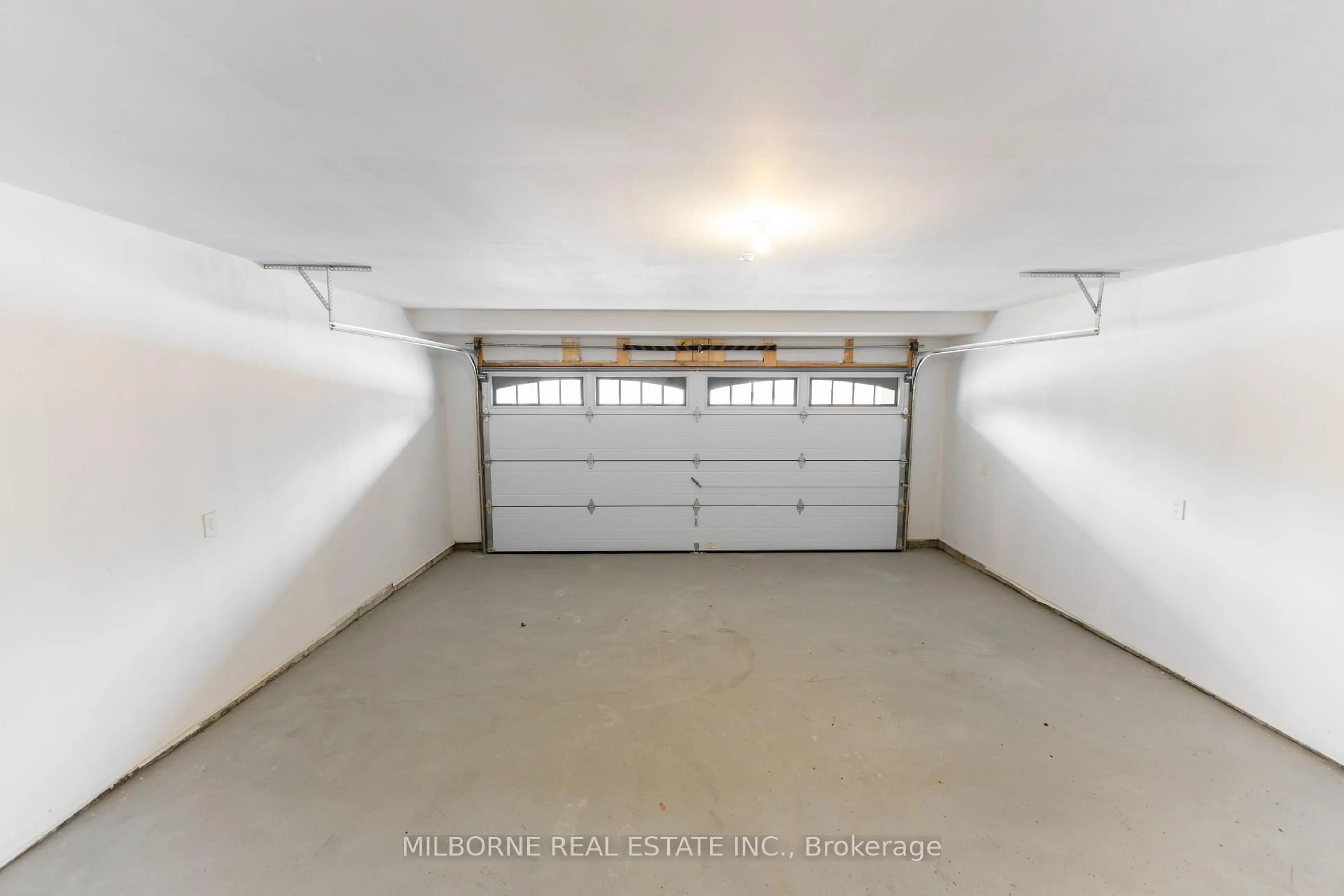Indoor garage for 38 Fred Beaton Pl, King Ontario L7B 1G2