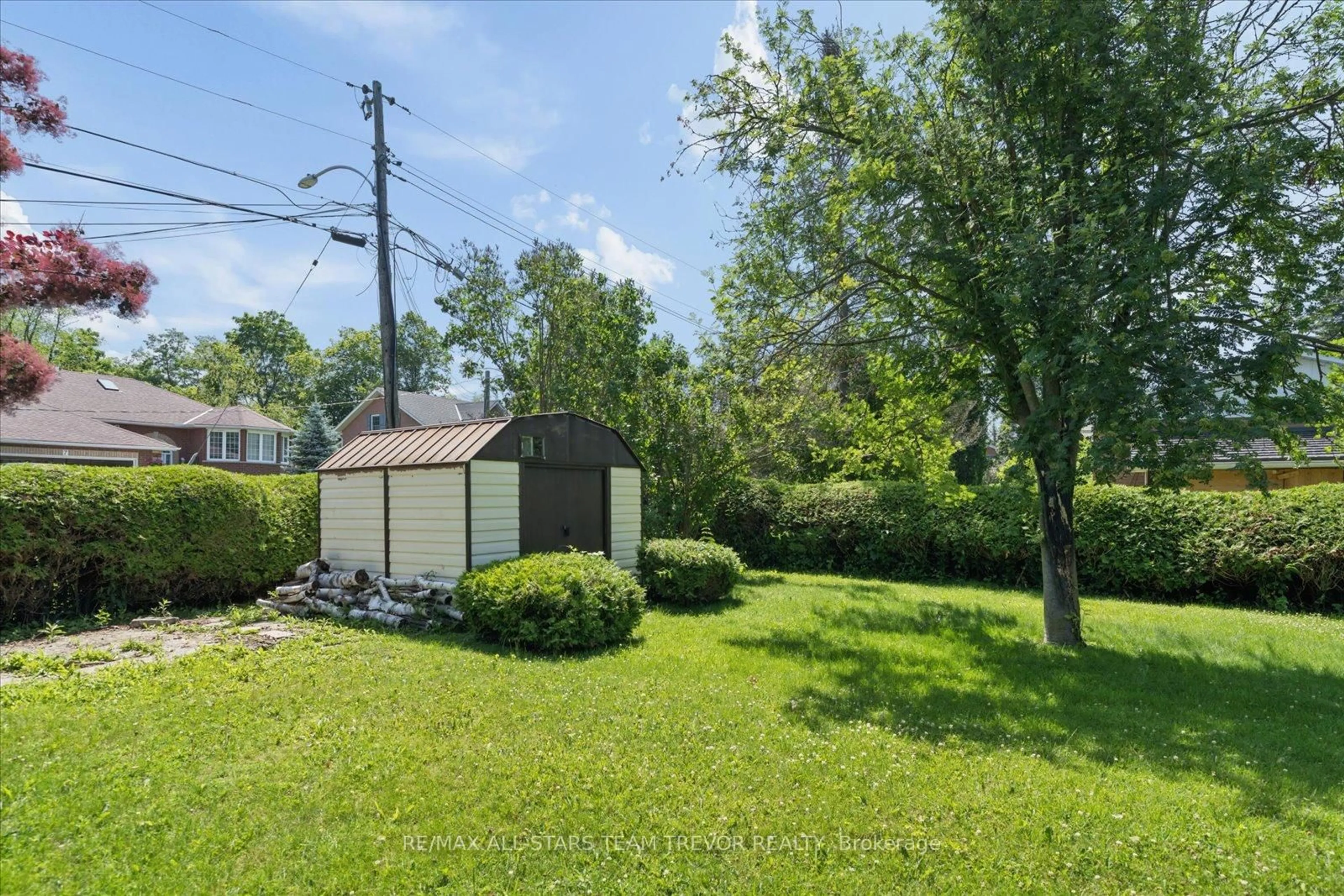 Shed for 18 Garrett Dr, Georgina Ontario L0E 1R0