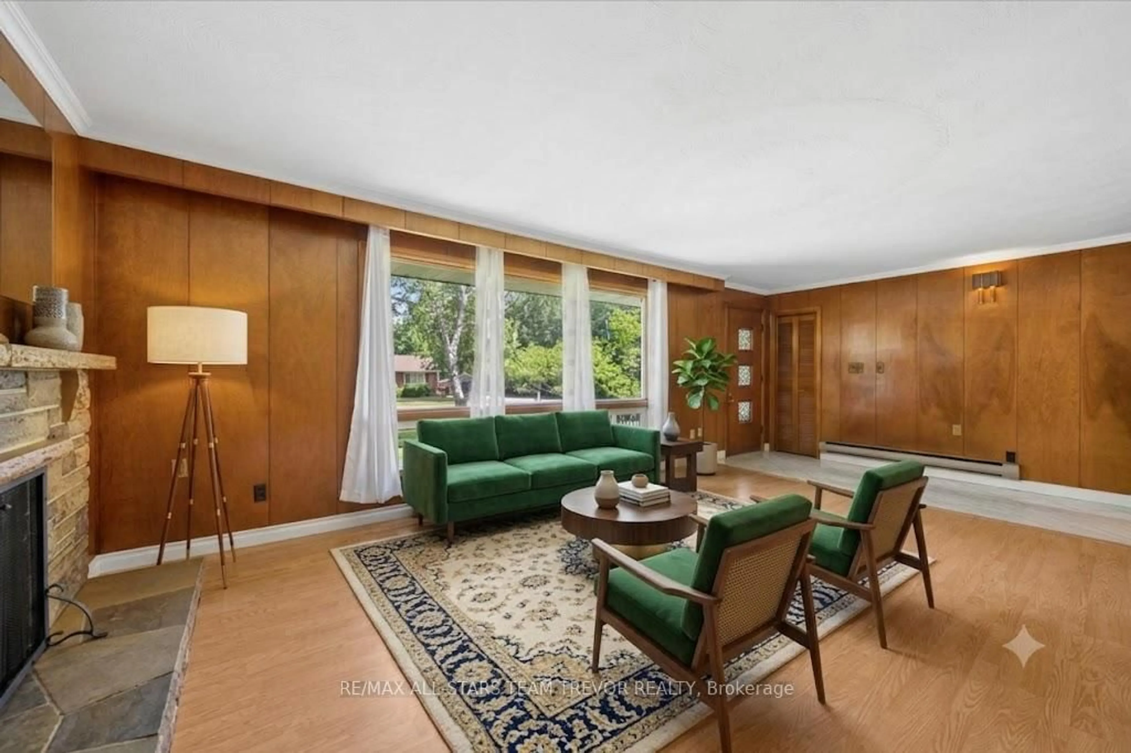 Living room with furniture, unknown for 18 Garrett Dr, Georgina Ontario L0E 1R0