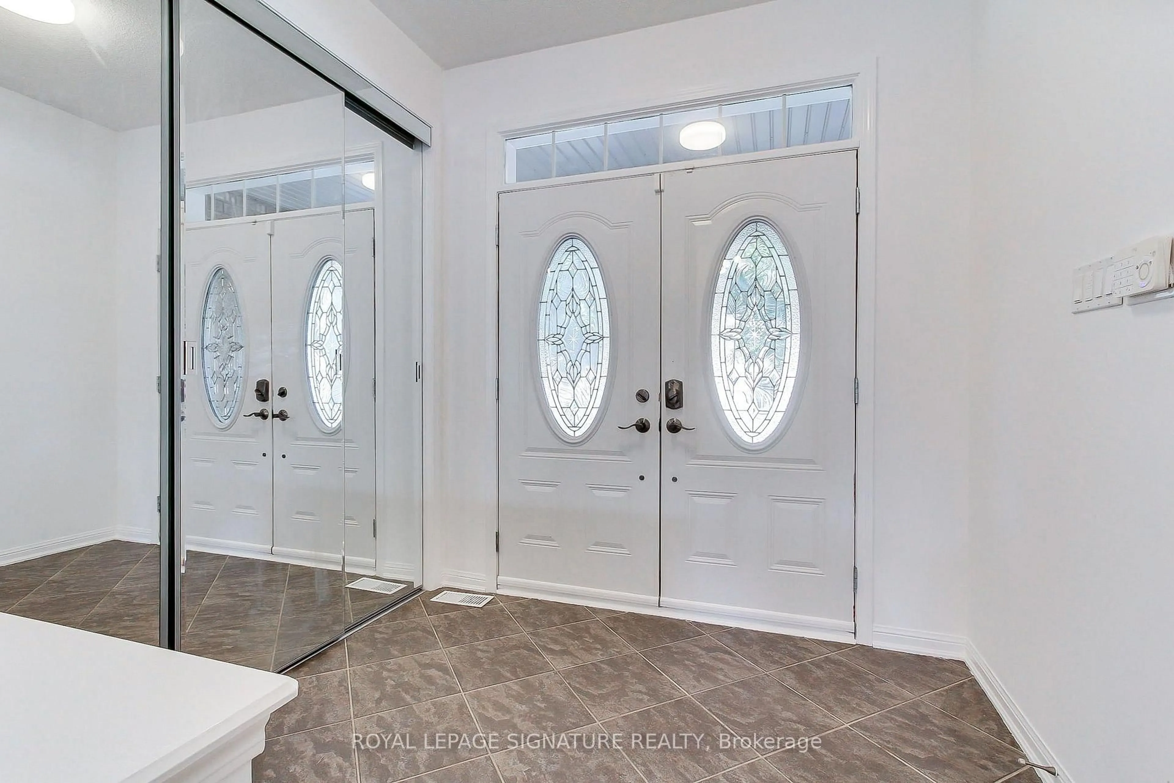 Indoor entryway for 45 Mae Brooks Dr, Newmarket Ontario L3X 3G8