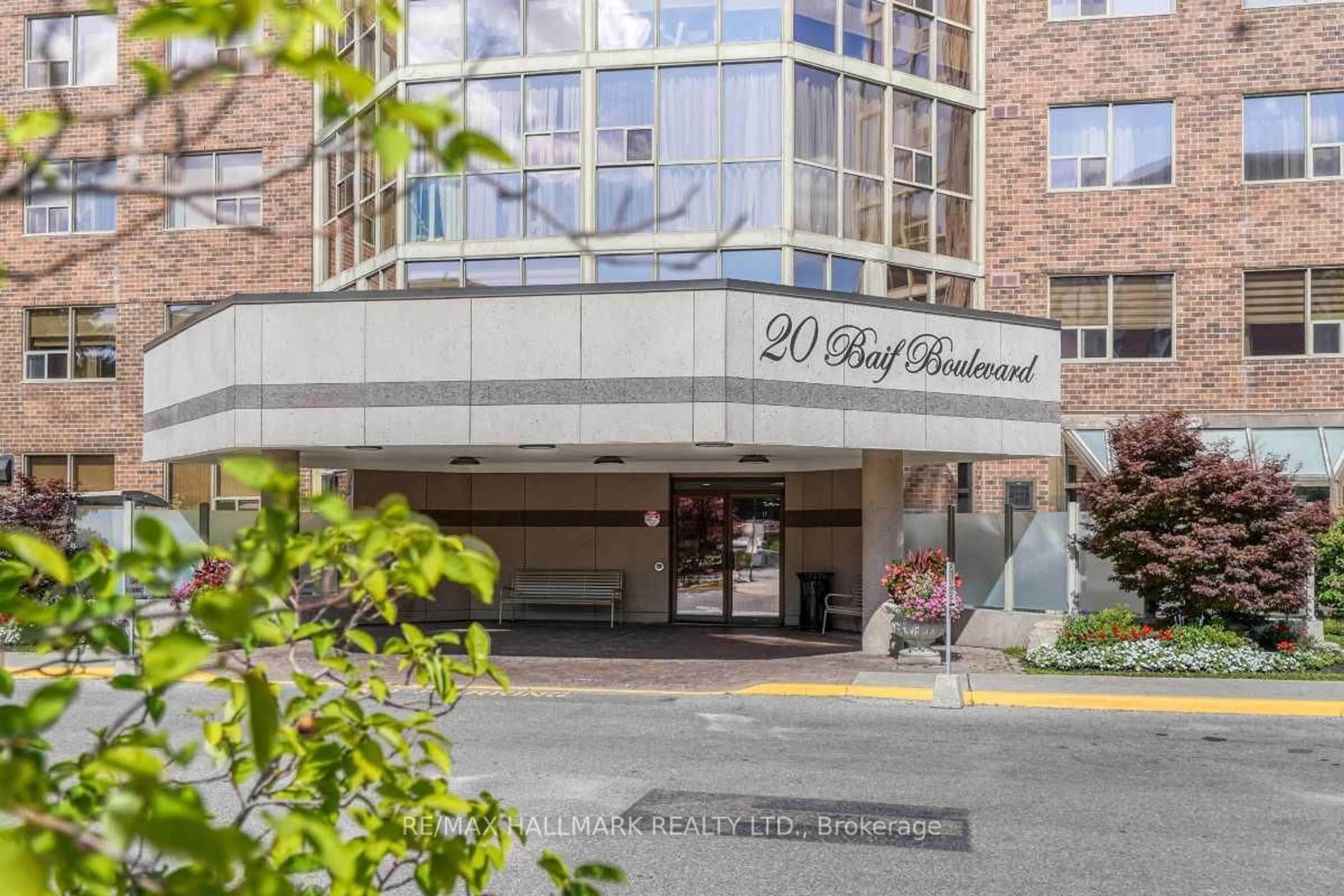 Indoor foyer for 20 Baif Blvd #801, Richmond Hill Ontario L4C 8T1
