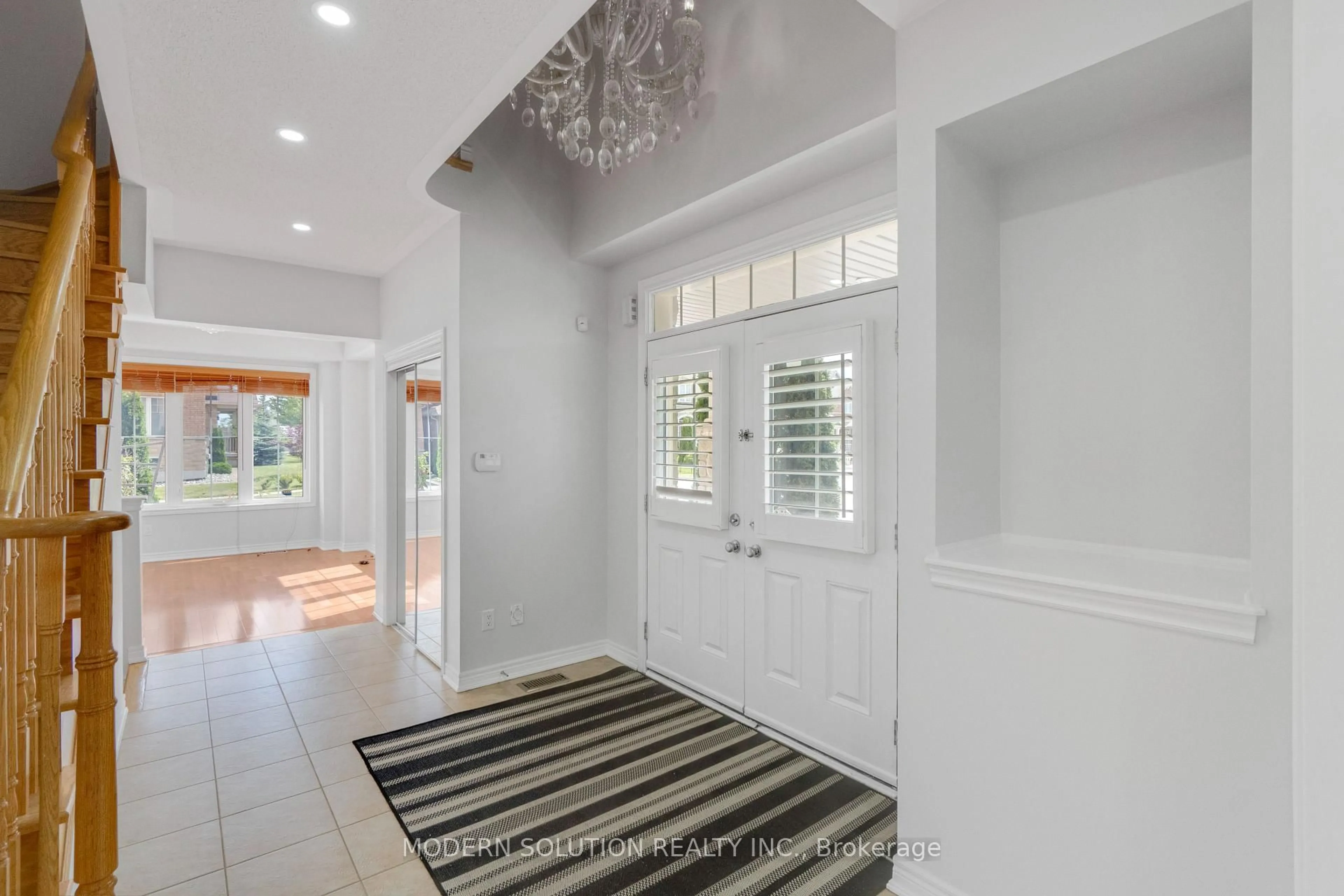 Indoor entryway for 4 Overhold Cres, Richmond Hill Ontario L4E 0L4