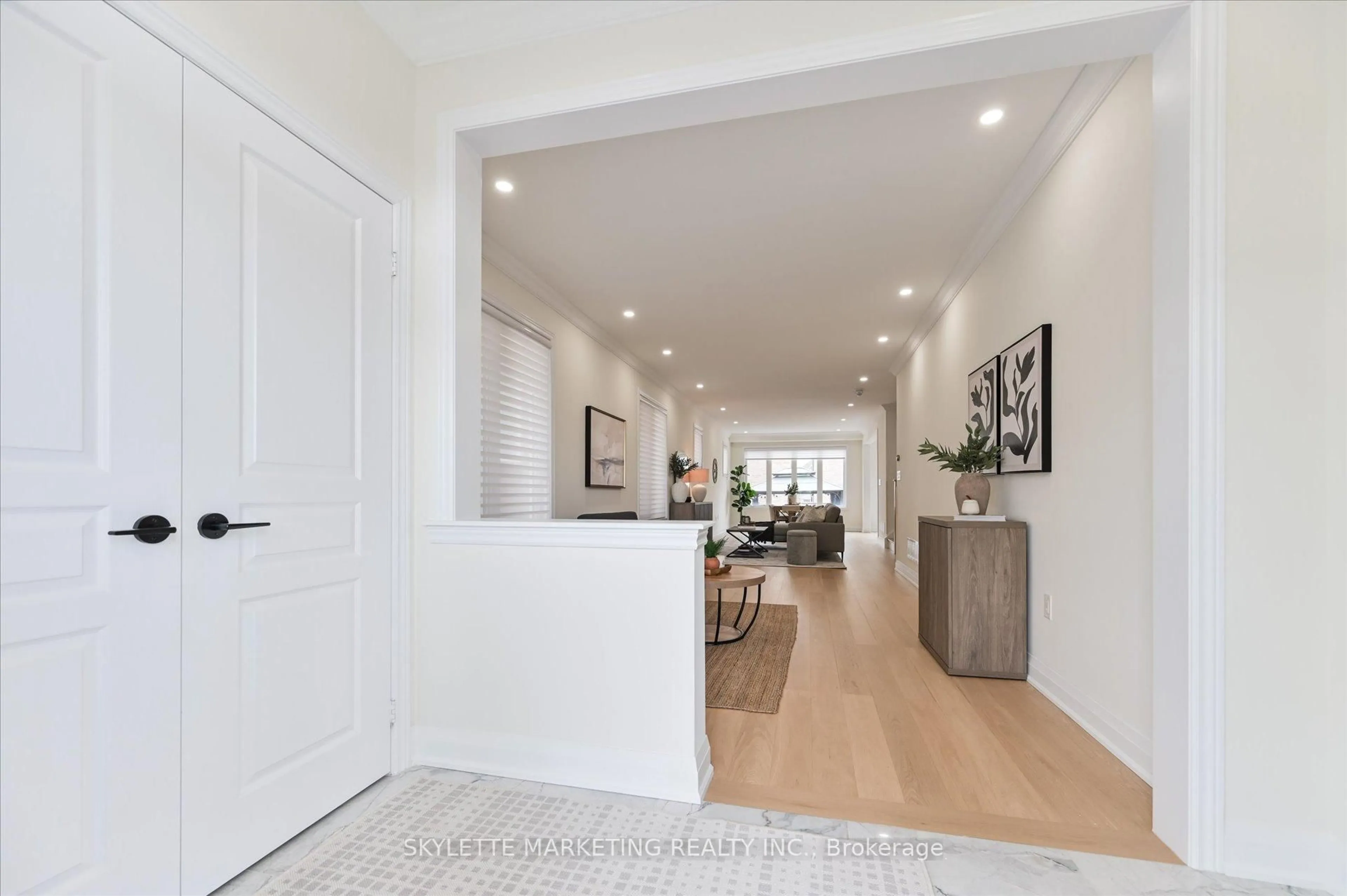 Indoor entryway for 38 Russell Parker Cres, Aurora Ontario L4G 0V5
